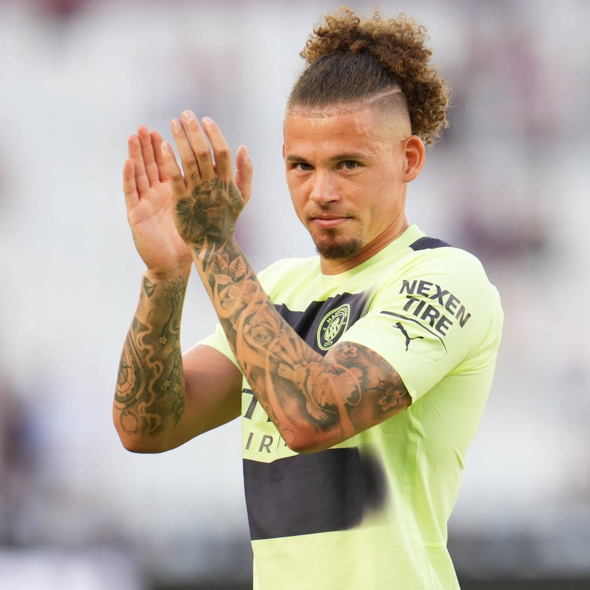 Kalvin Phillips, yellow jersey, clapping, SD Desktop Wallpaper