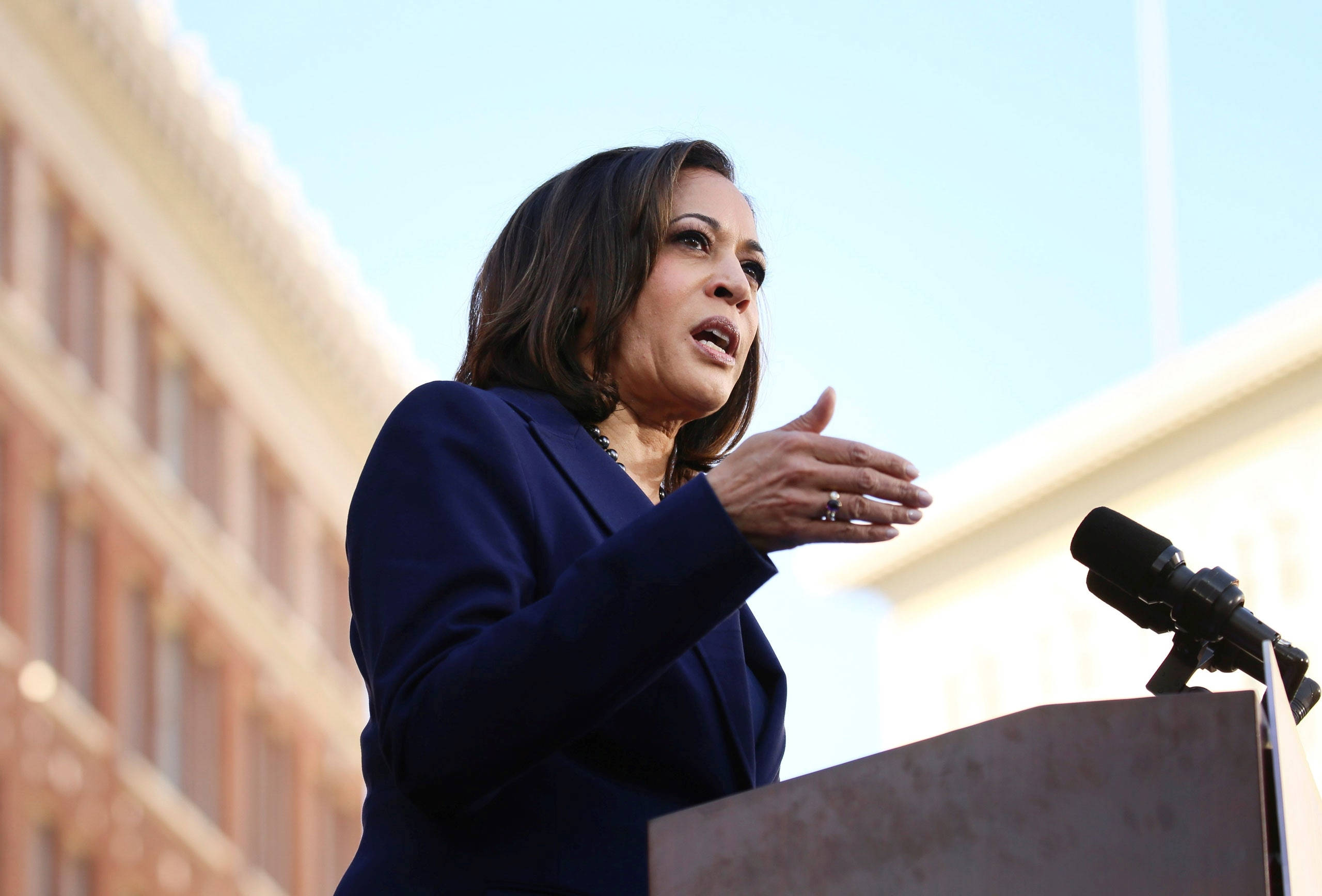 Kamala Harris, campaign rally 2019, outdoor podium, 2K Desktop Wallpaper