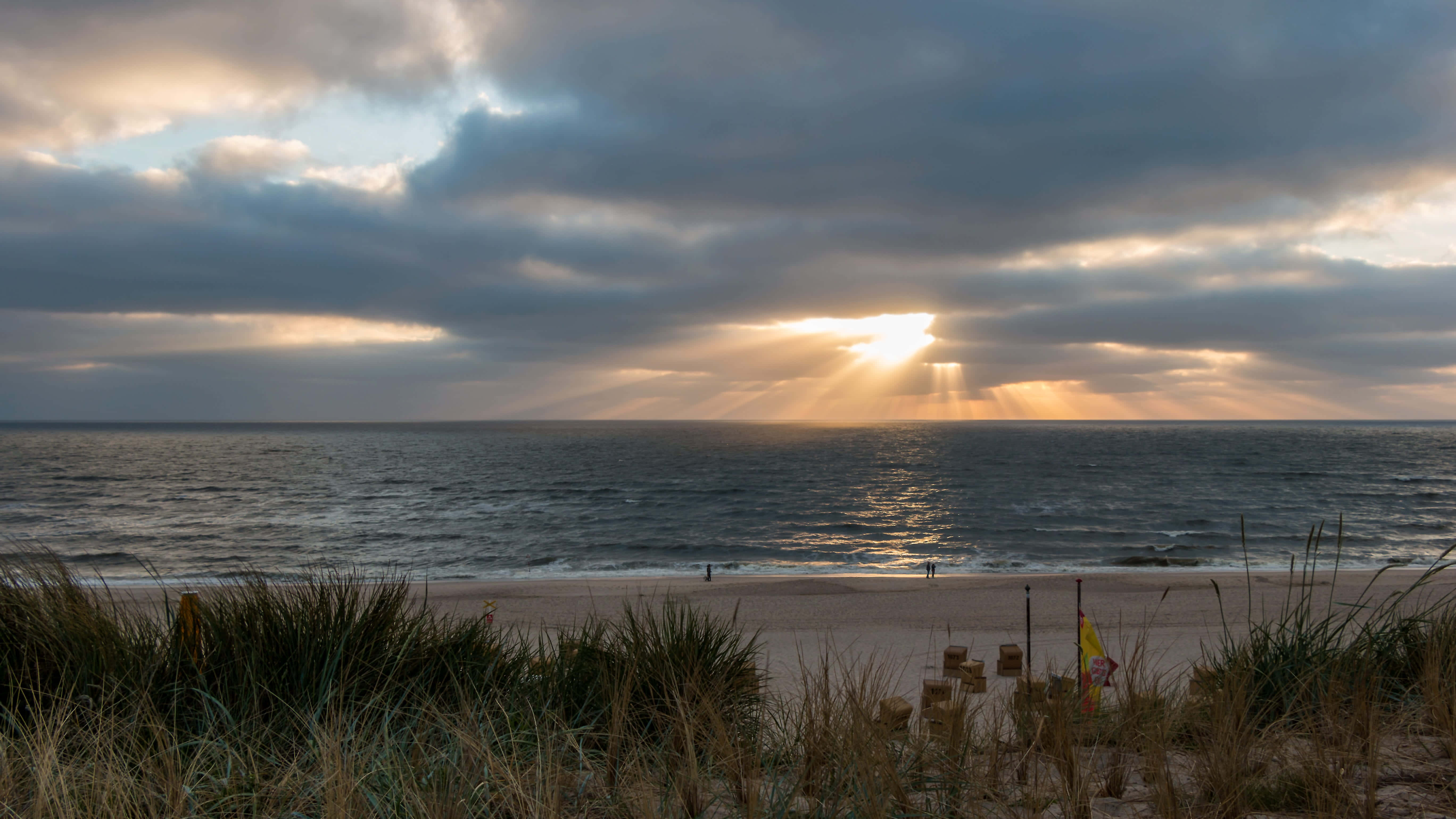 Kampen Beach, sunbeams, storm clouds, 5K Desktop Wallpaper