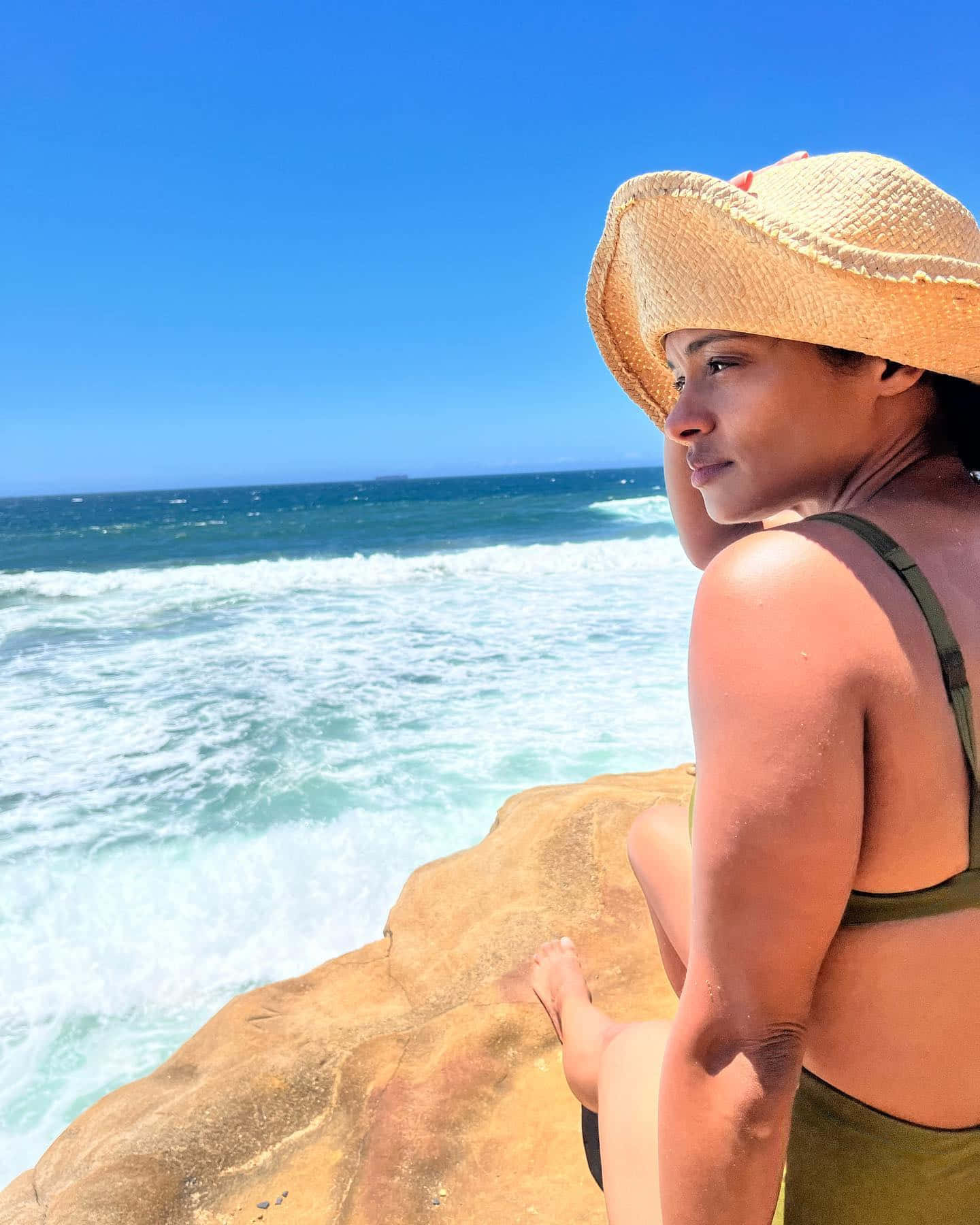 Kandyse McClure, straw hat, sunlit cliff, HD Phone Wallpaper