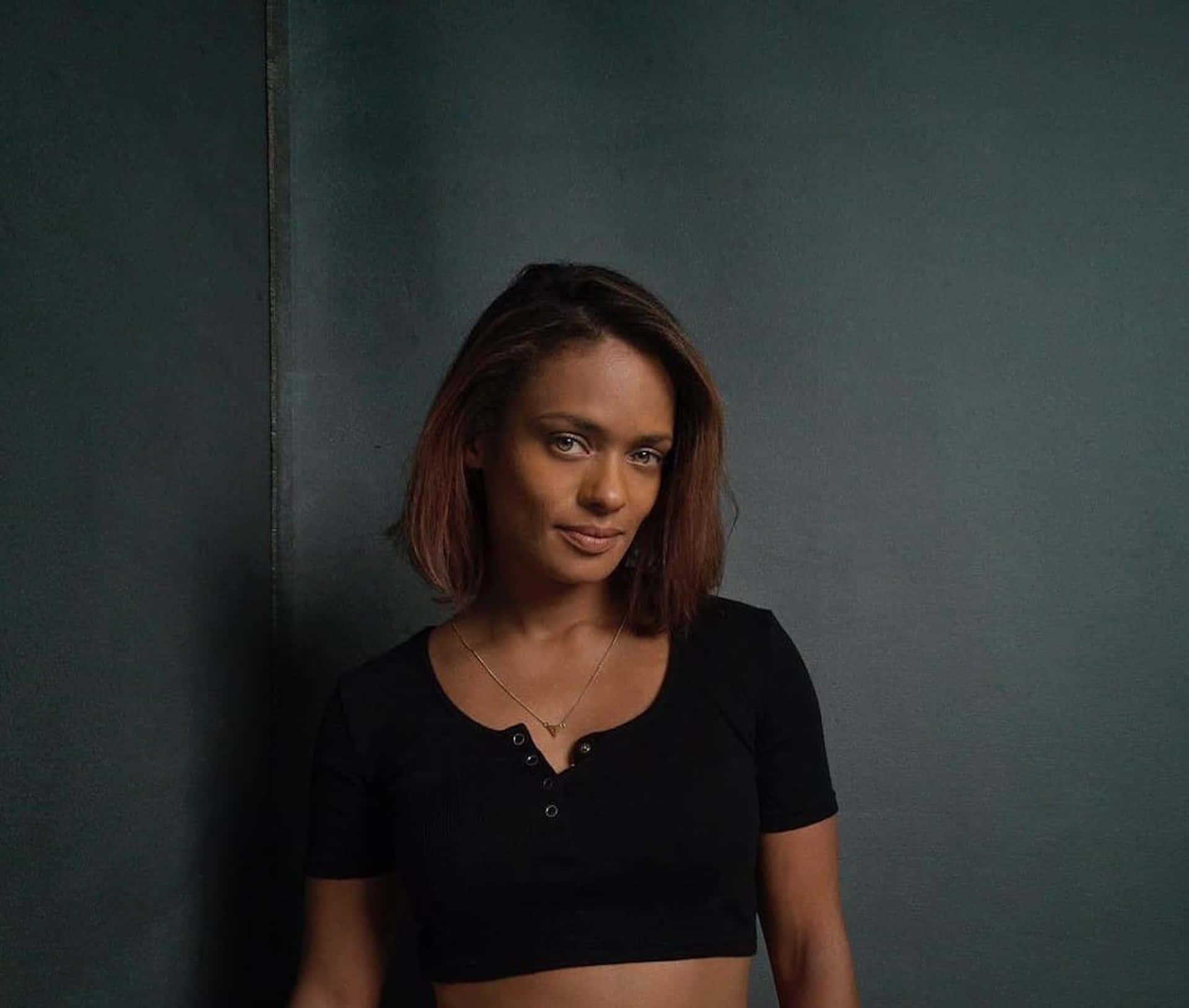 Kandyse McClure, short brown hair, dark gray wall, Full HD Desktop Wallpaper