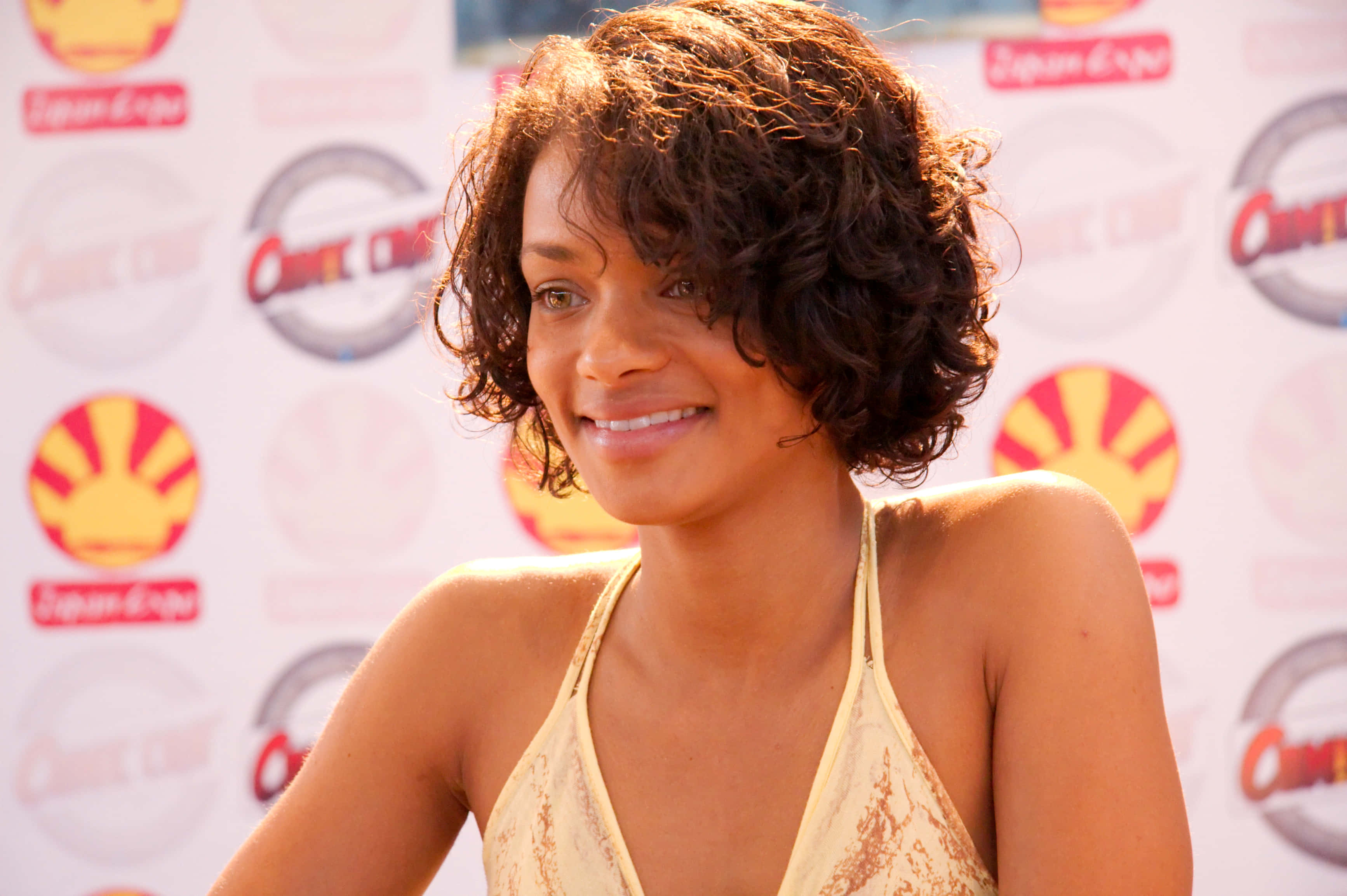 Kandyse McClure, curly brown hair, gold halter top, 2K Desktop Wallpaper
