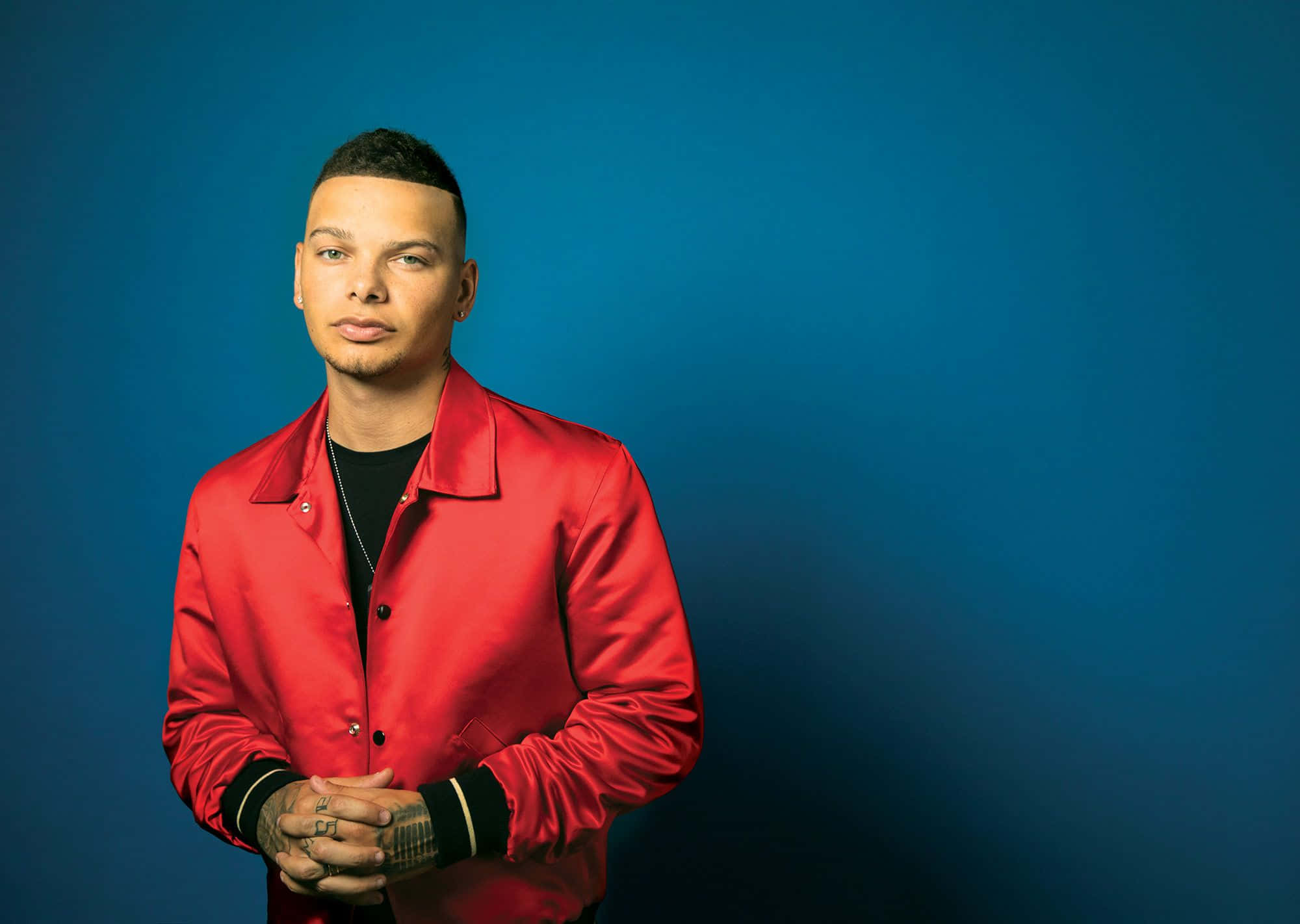 Kane Brown, red satin jacket, deep blue studio backdrop, Full HD Desktop Wallpaper