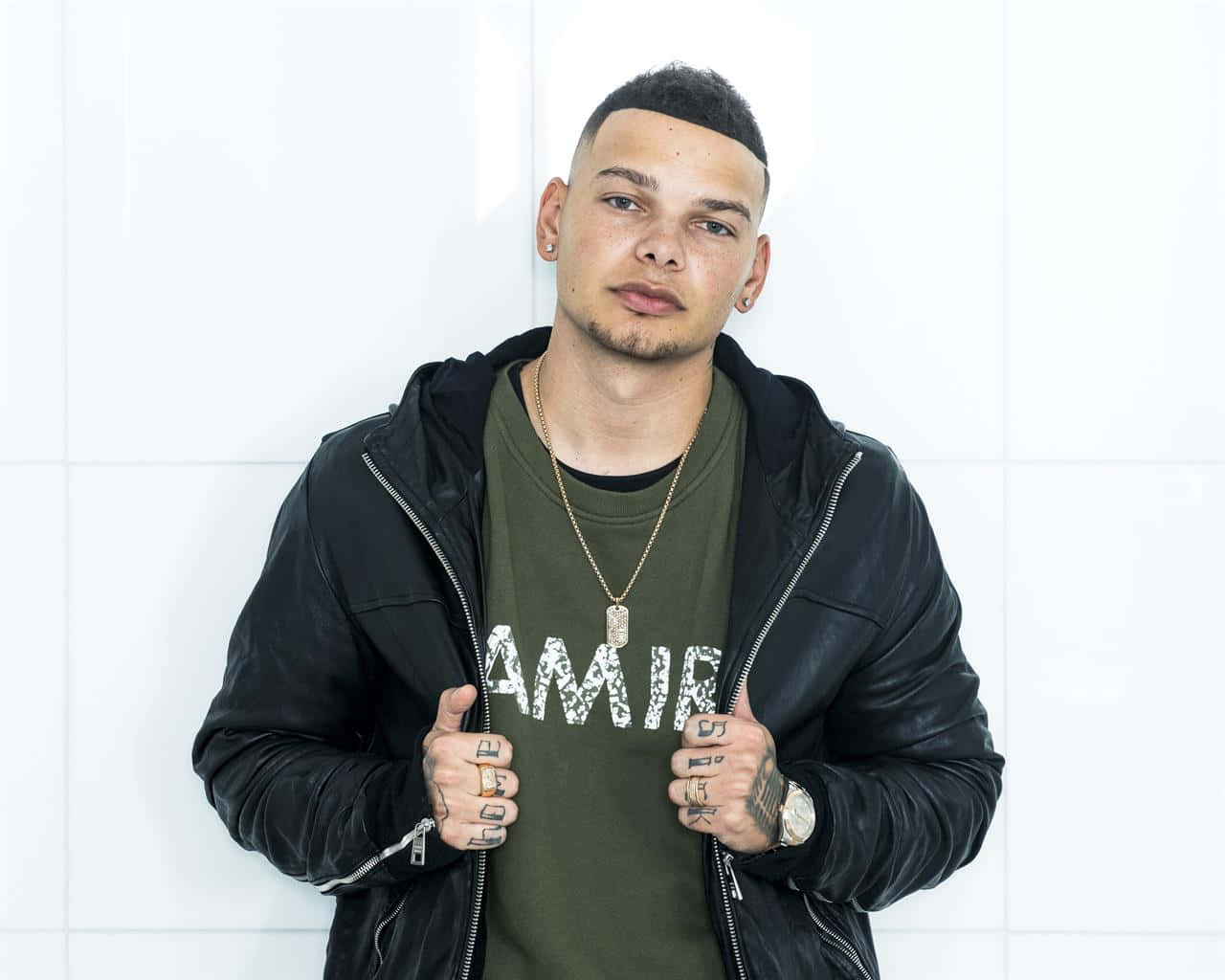 Kane Brown, black leather jacket, green graphic tee, HD Desktop Wallpaper