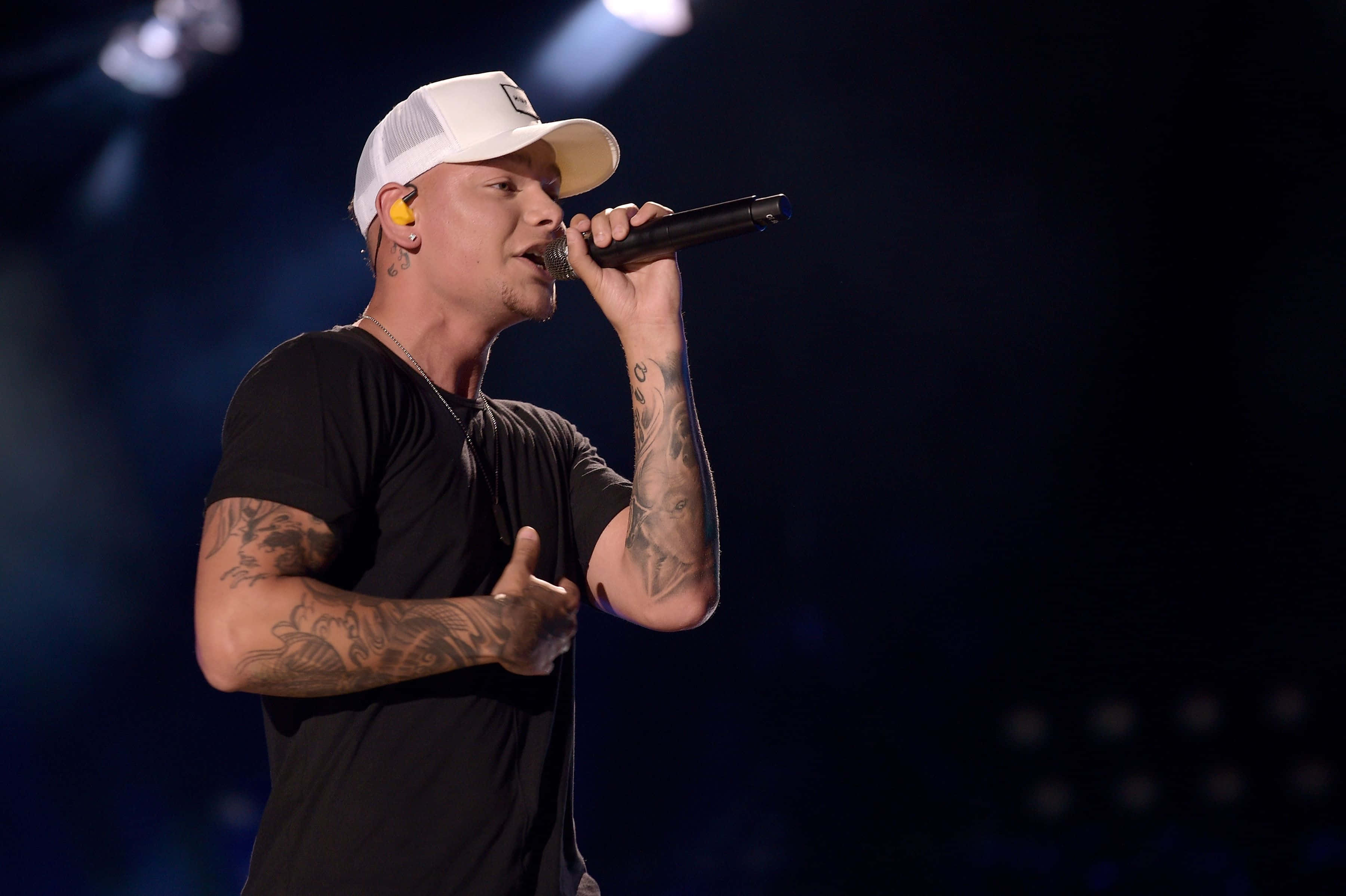 Kane Brown, white cap, microphone, 2K Desktop Wallpaper