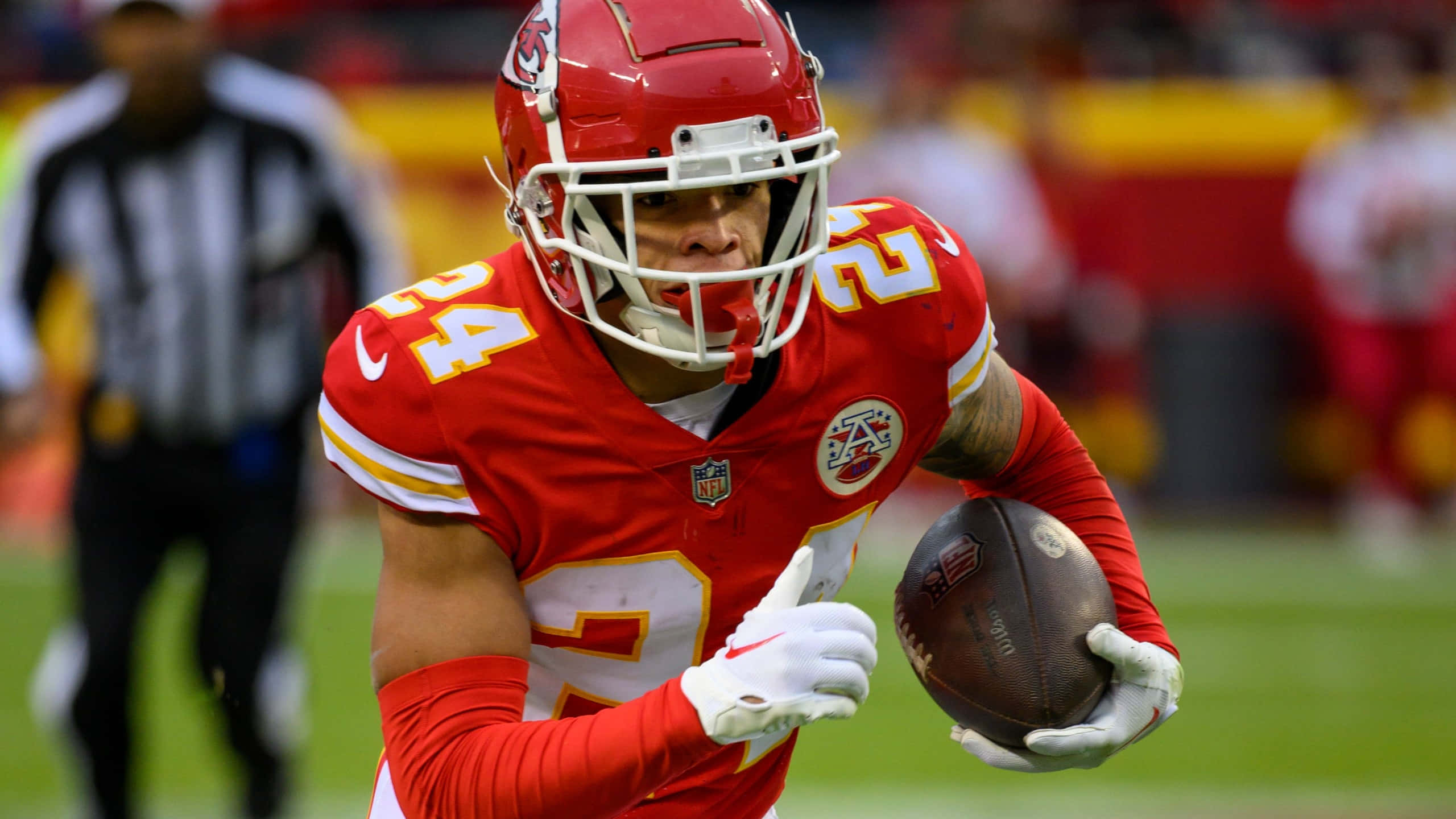 Kansas City Chiefs, red and gold uniform, green field, 2K Desktop Wallpaper