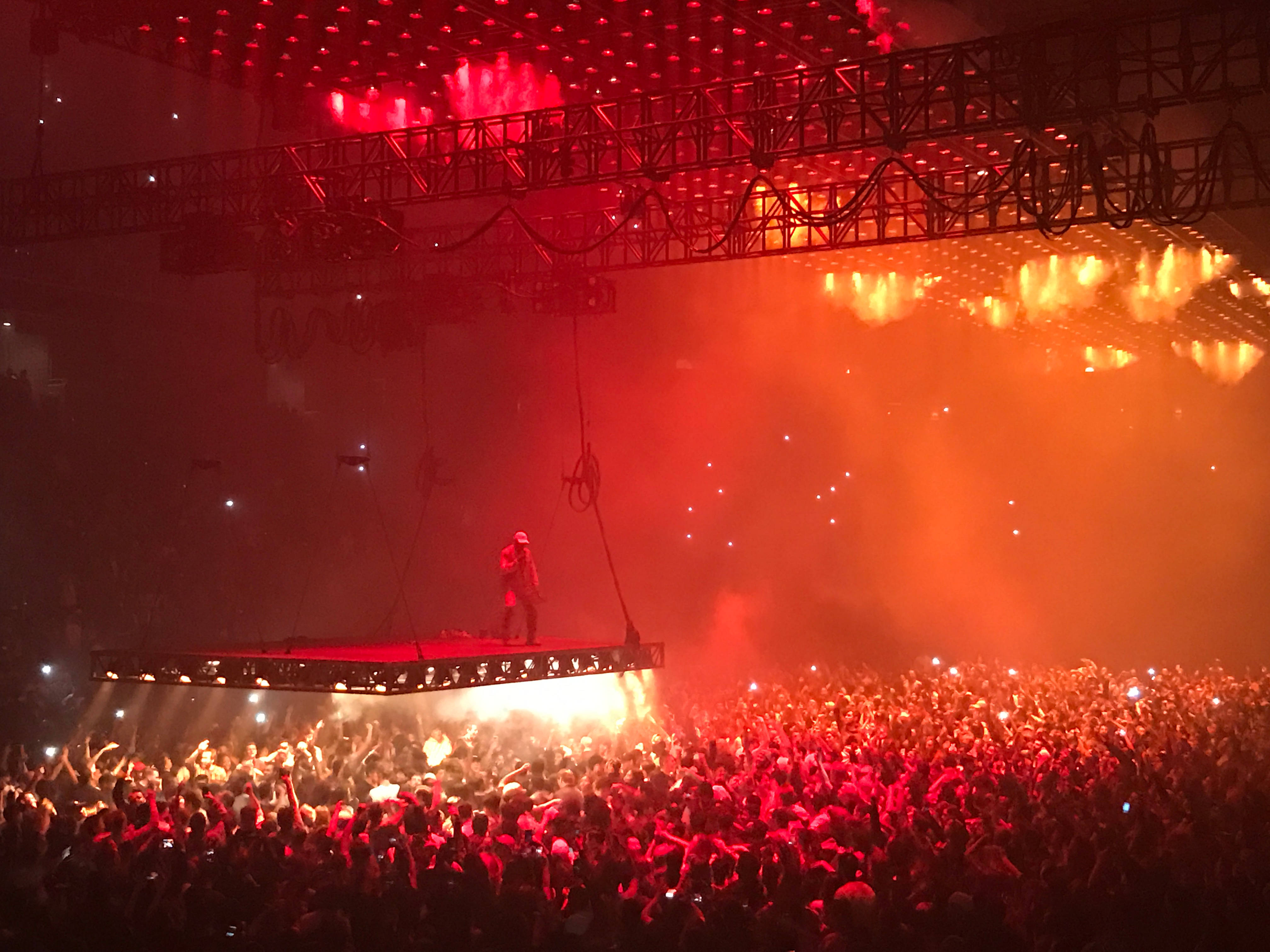 Kanye West Saint Pablo, suspended platform, roaring crowd, 4K Desktop Wallpaper