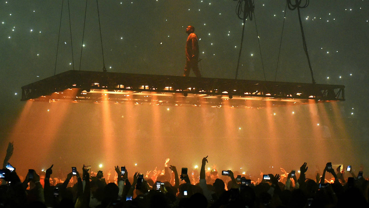 Kanye West Saint Pablo, suspended stage, sea of raised phones, HD Desktop Wallpaper