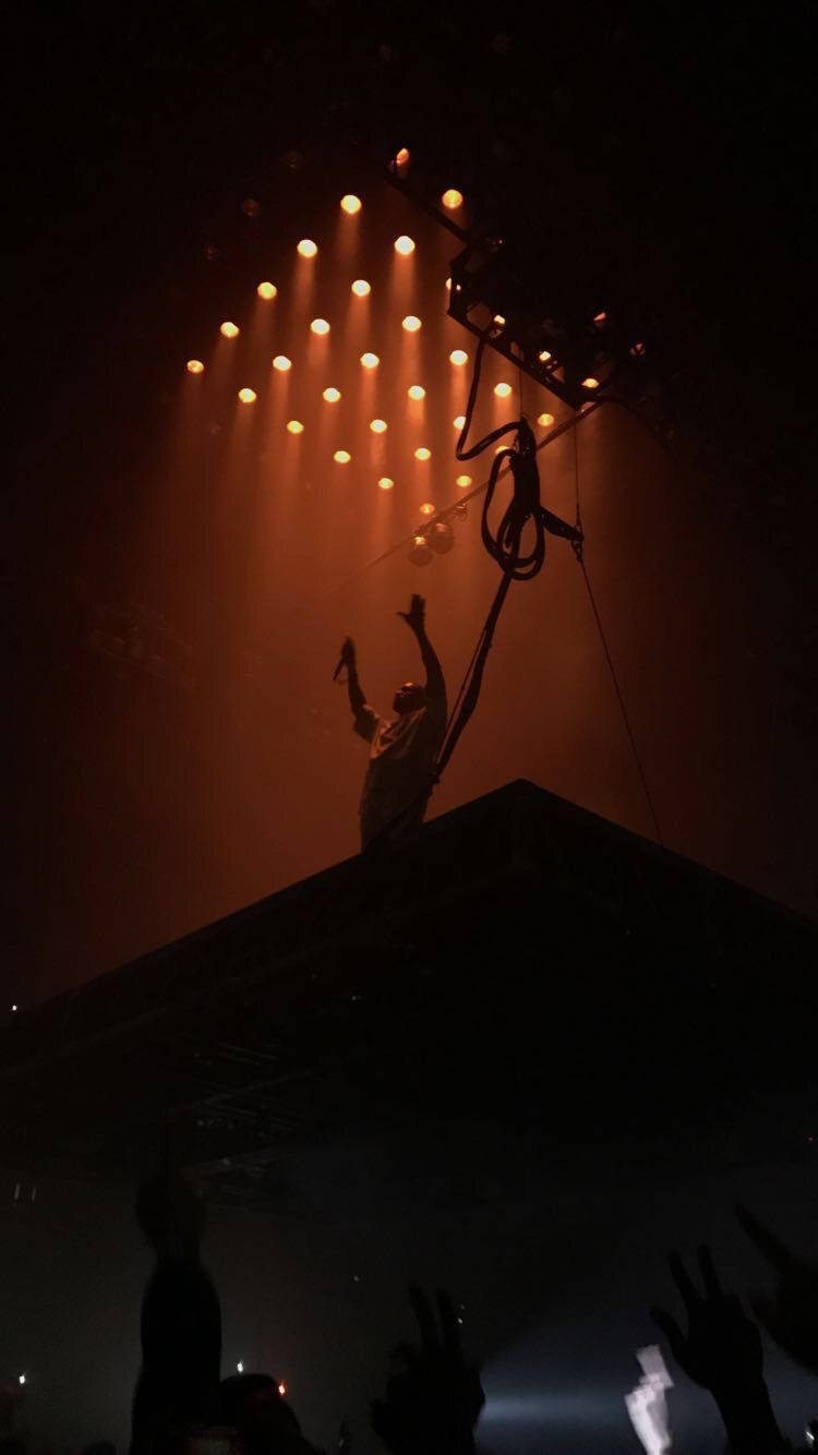 Kanye West Saint Pablo, silhouetted performer, warm spotlights, HD Phone Wallpaper