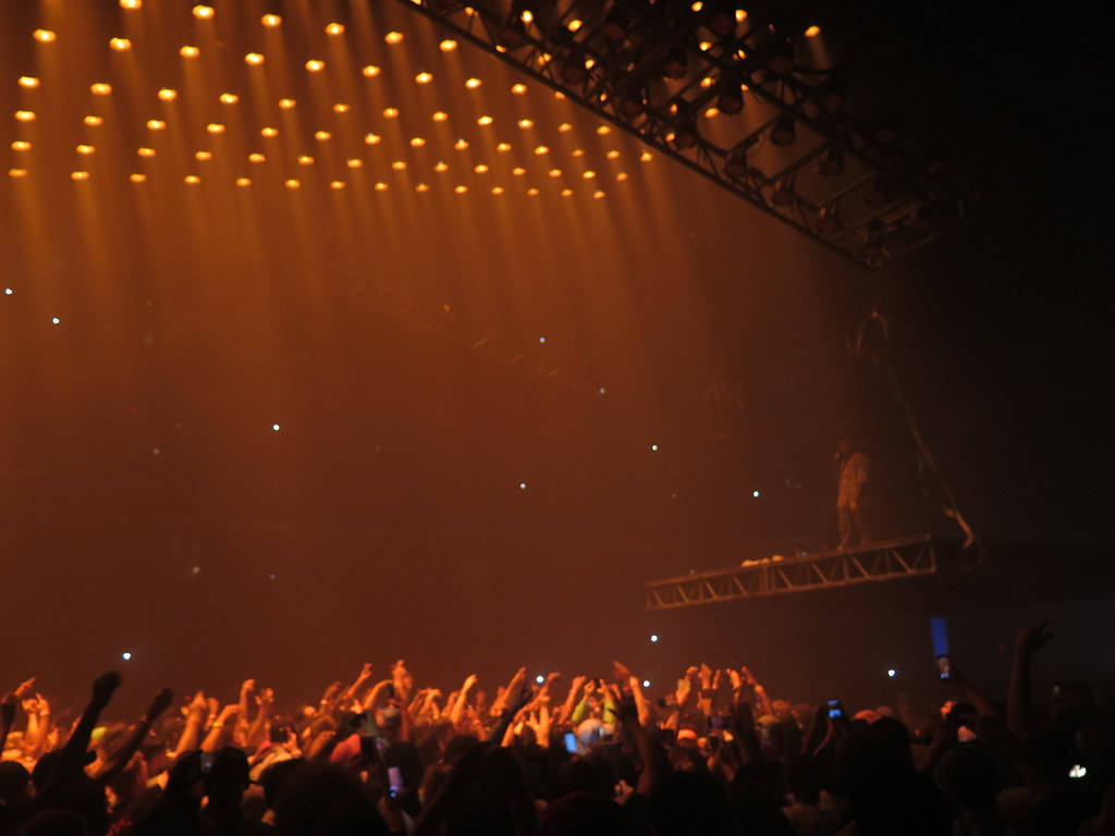 Kanye West Saint Pablo, golden stage lights, smoky dark venue, SD Desktop Wallpaper