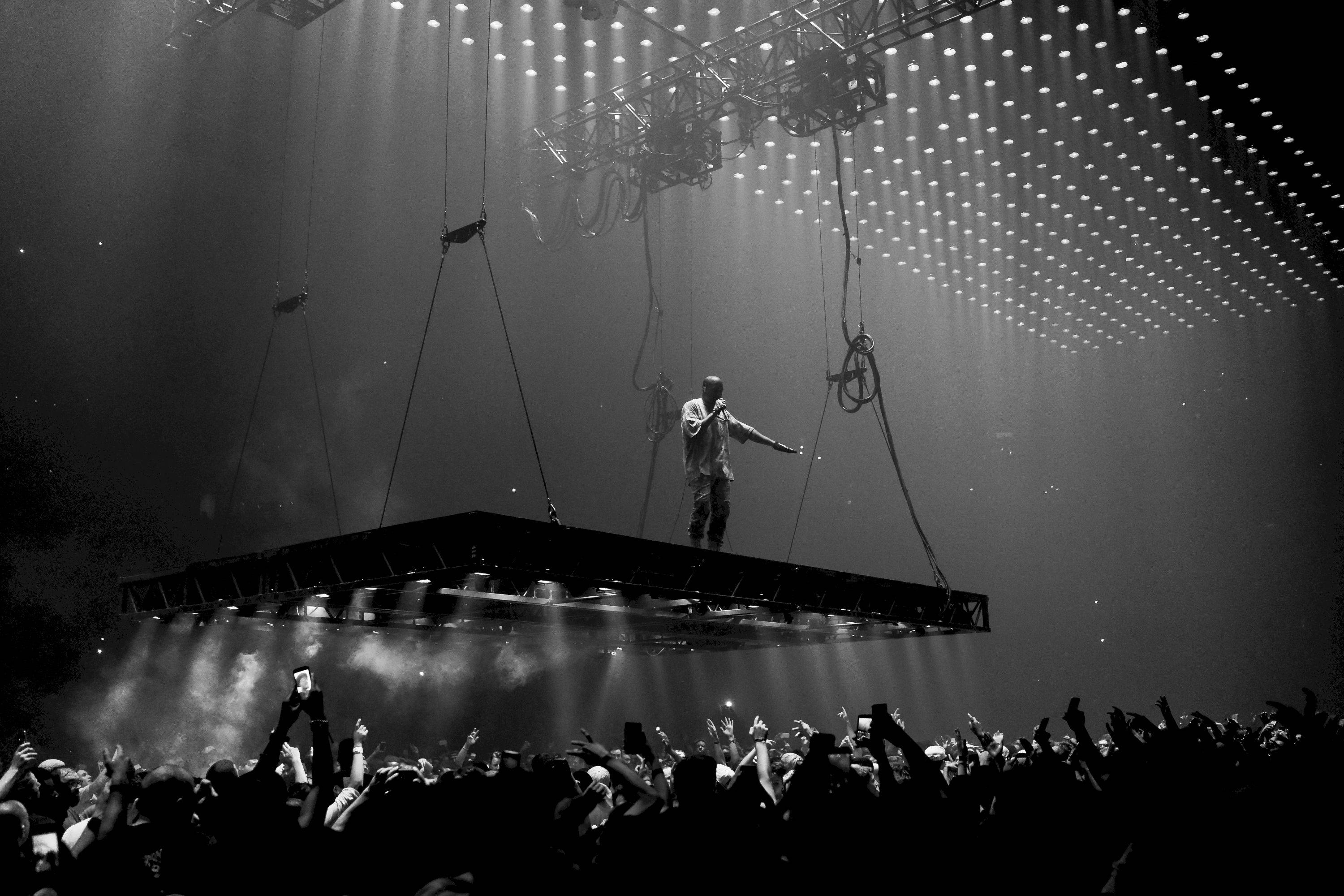 Kanye West Saint Pablo, suspended stage, roaring crowd, 2K Desktop Wallpaper