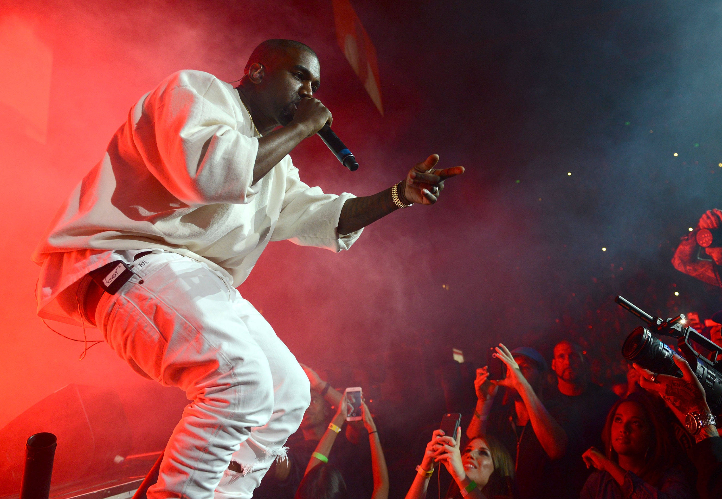 Kanye West, Saint Pablo, red lights, 2K Desktop Wallpaper