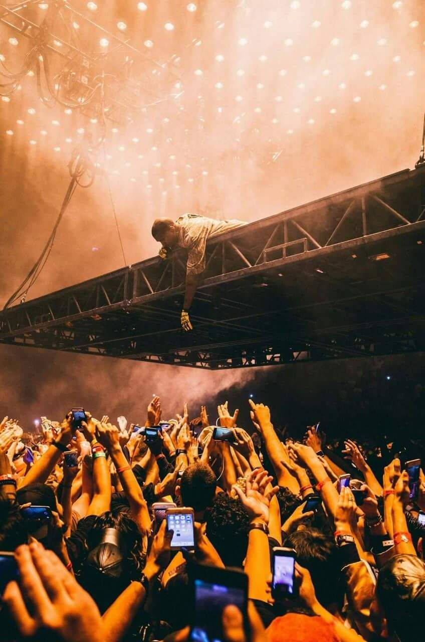 Kanye West Saint Pablo, stage railing, sea of raised hands, HD Phone Wallpaper