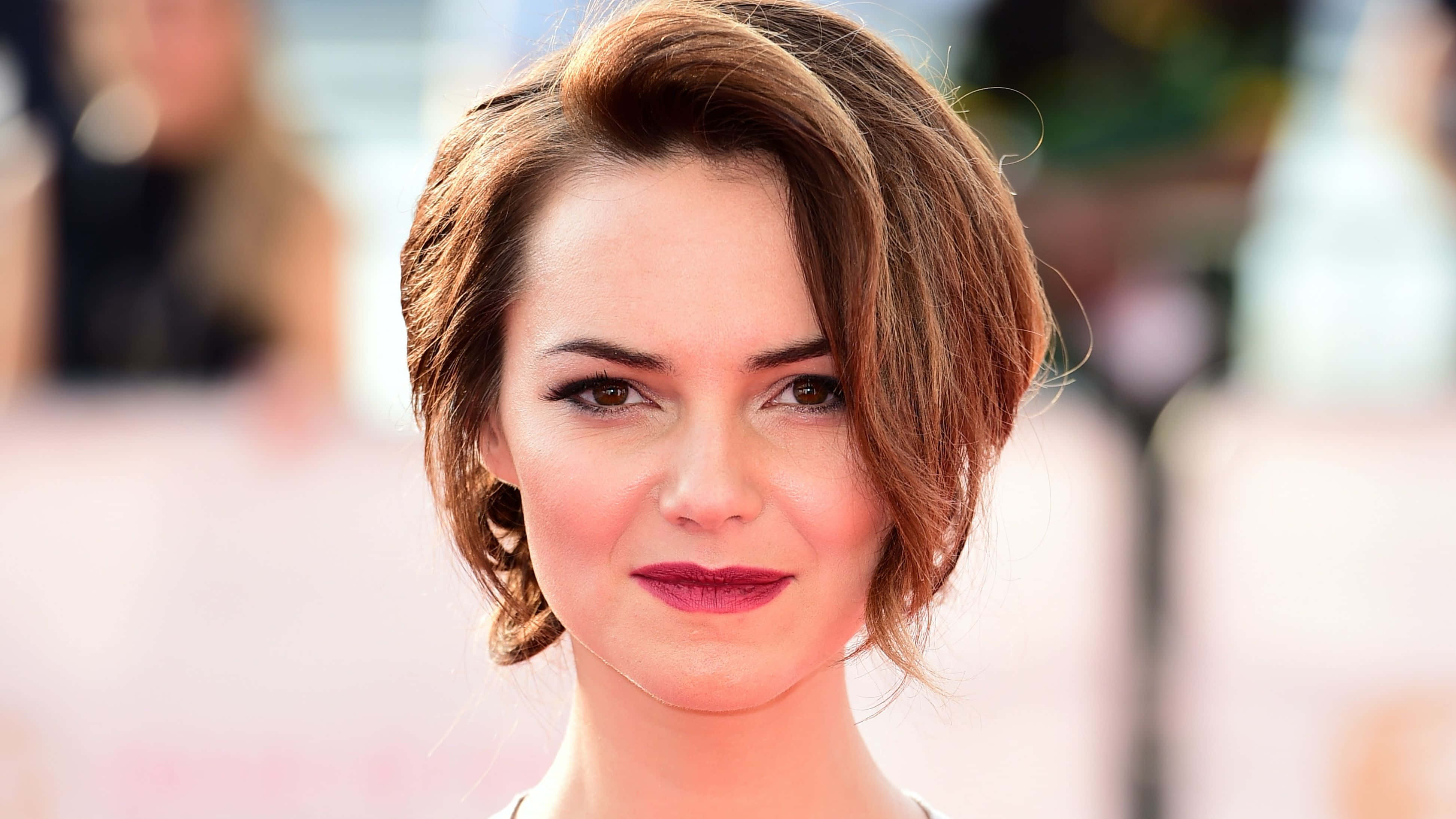 Kara Tointon, short brown hair, bold red lipstick, 4K Desktop Wallpaper