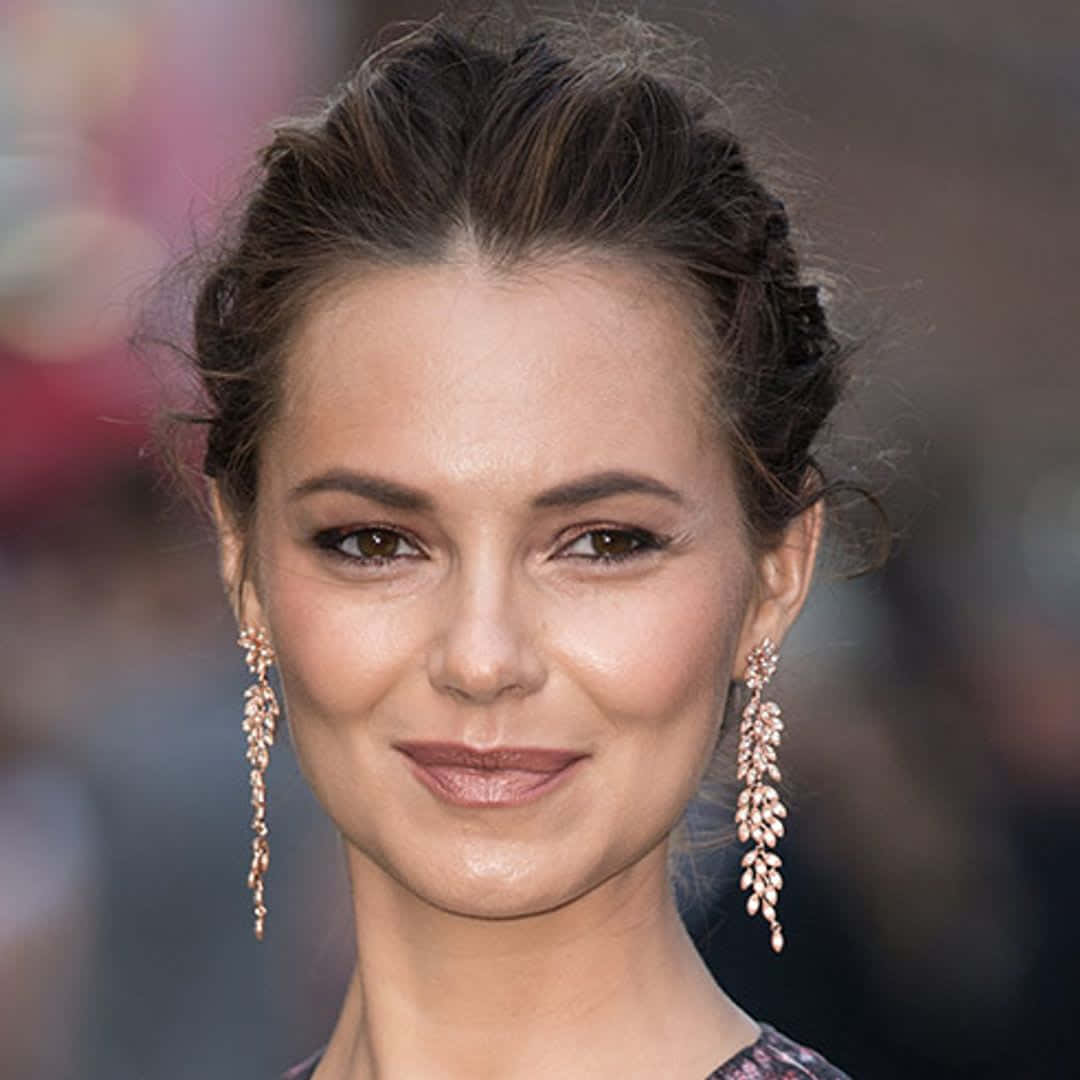 Kara Tointon, braided hair, sparkling dangling earrings, SD Desktop Wallpaper