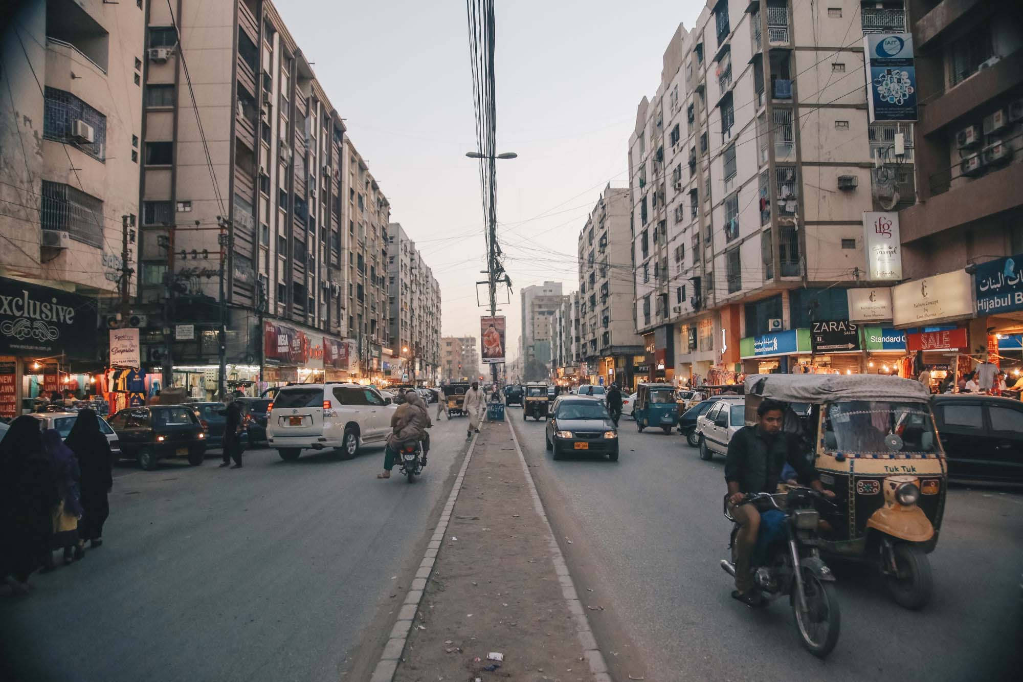 busy streets of karachi, dusk, motorbikes, Full HD Desktop Wallpaper