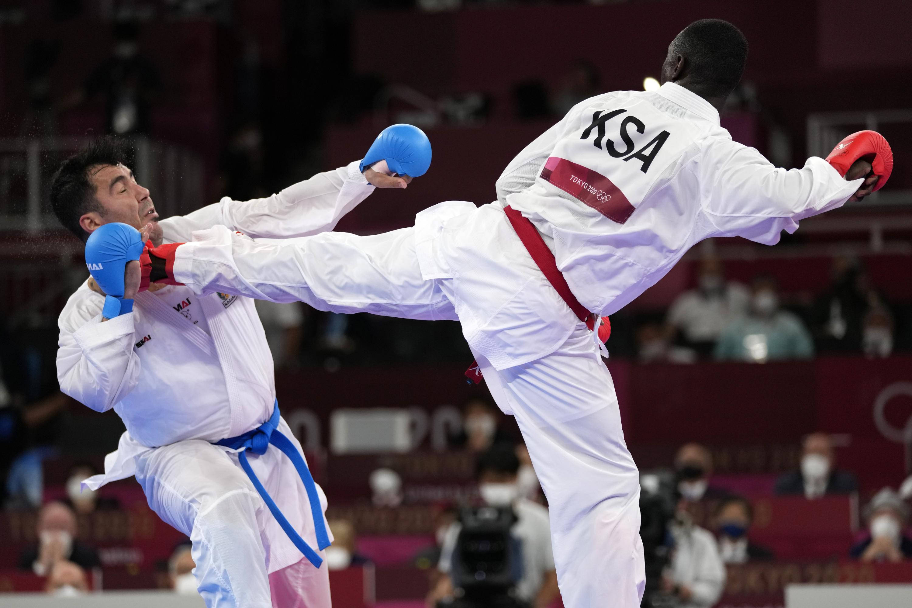karatekas, white gi, high kicks, 2K Desktop Wallpaper