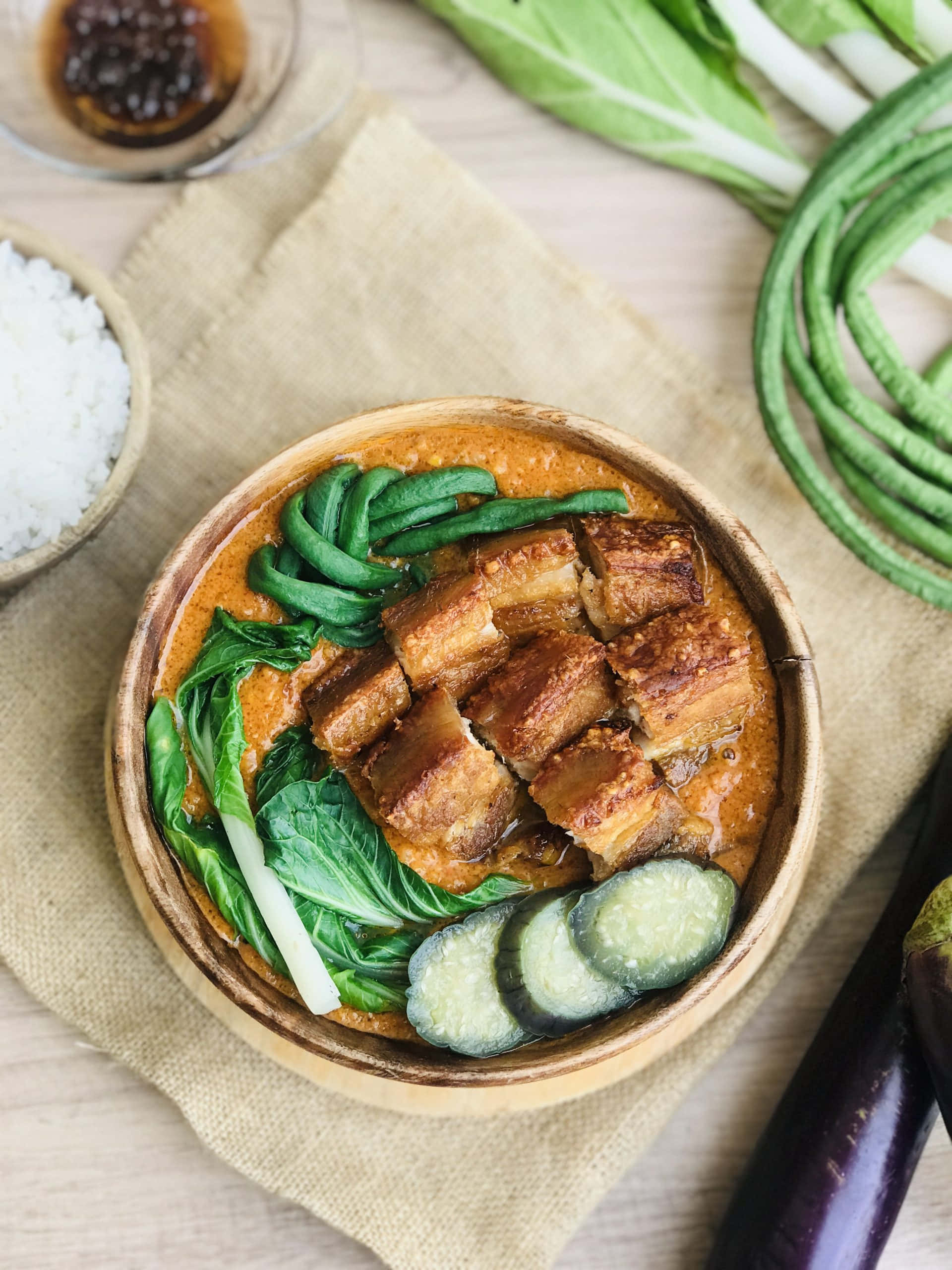 Kare-kare, traditional Filipino platter, wooden bowl, 2K Phone Wallpaper
