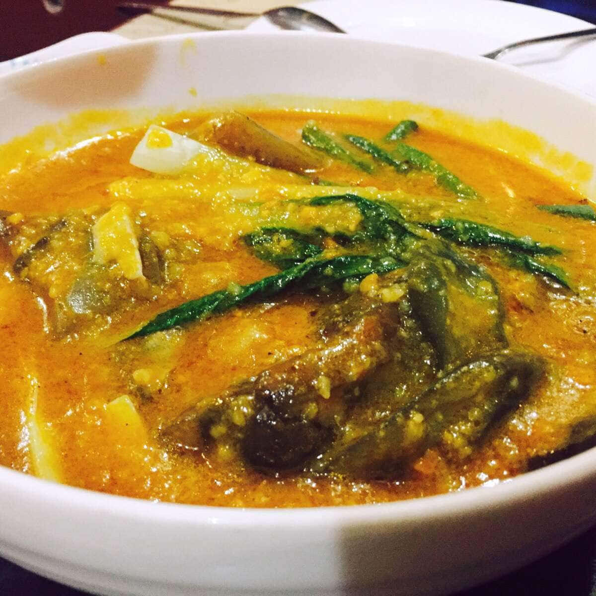 Kare-kare, rich orange curry, fish chunks, SD Desktop Wallpaper