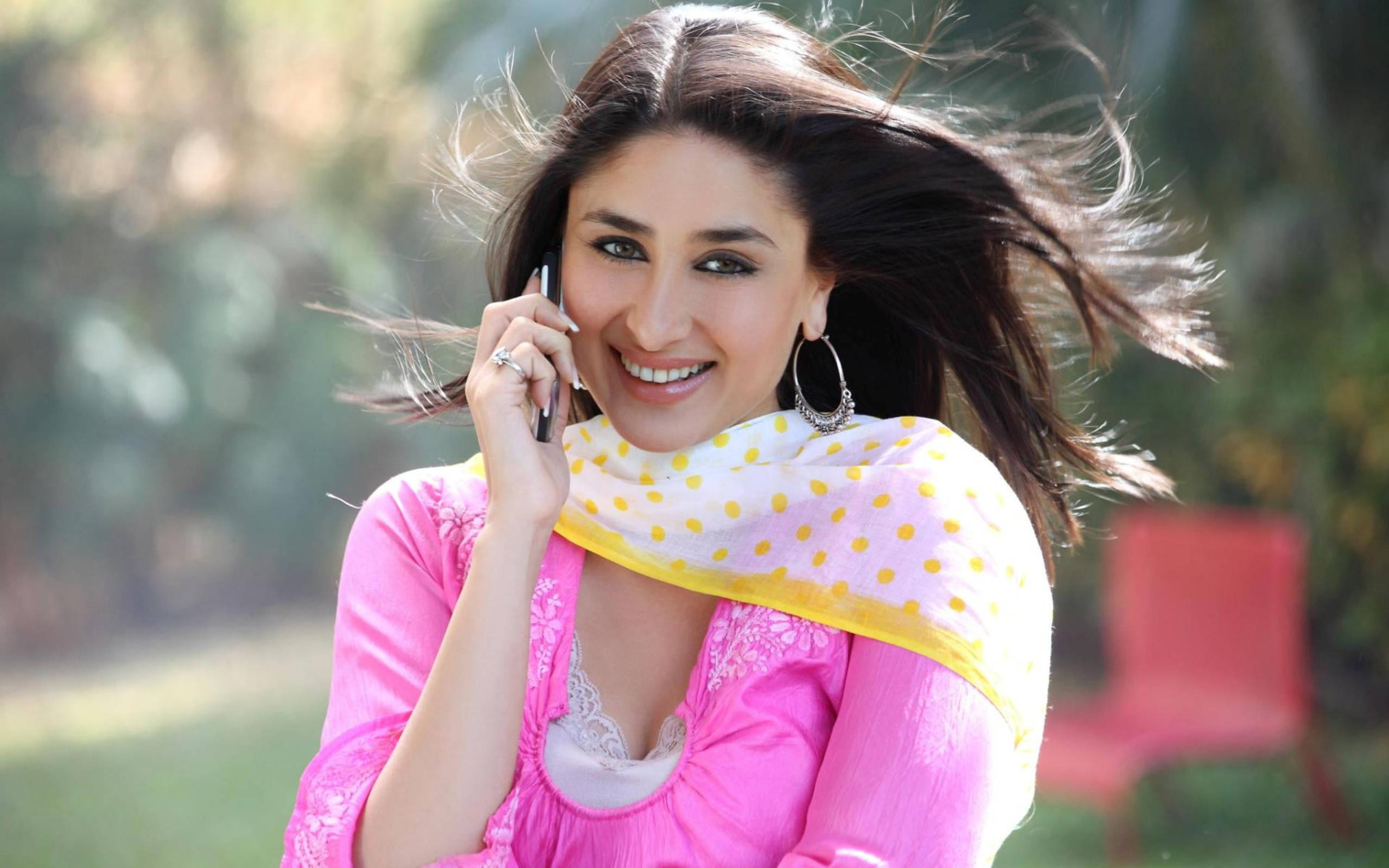Kareena Kapoor, pink outfit, phone, 2K Desktop Wallpaper