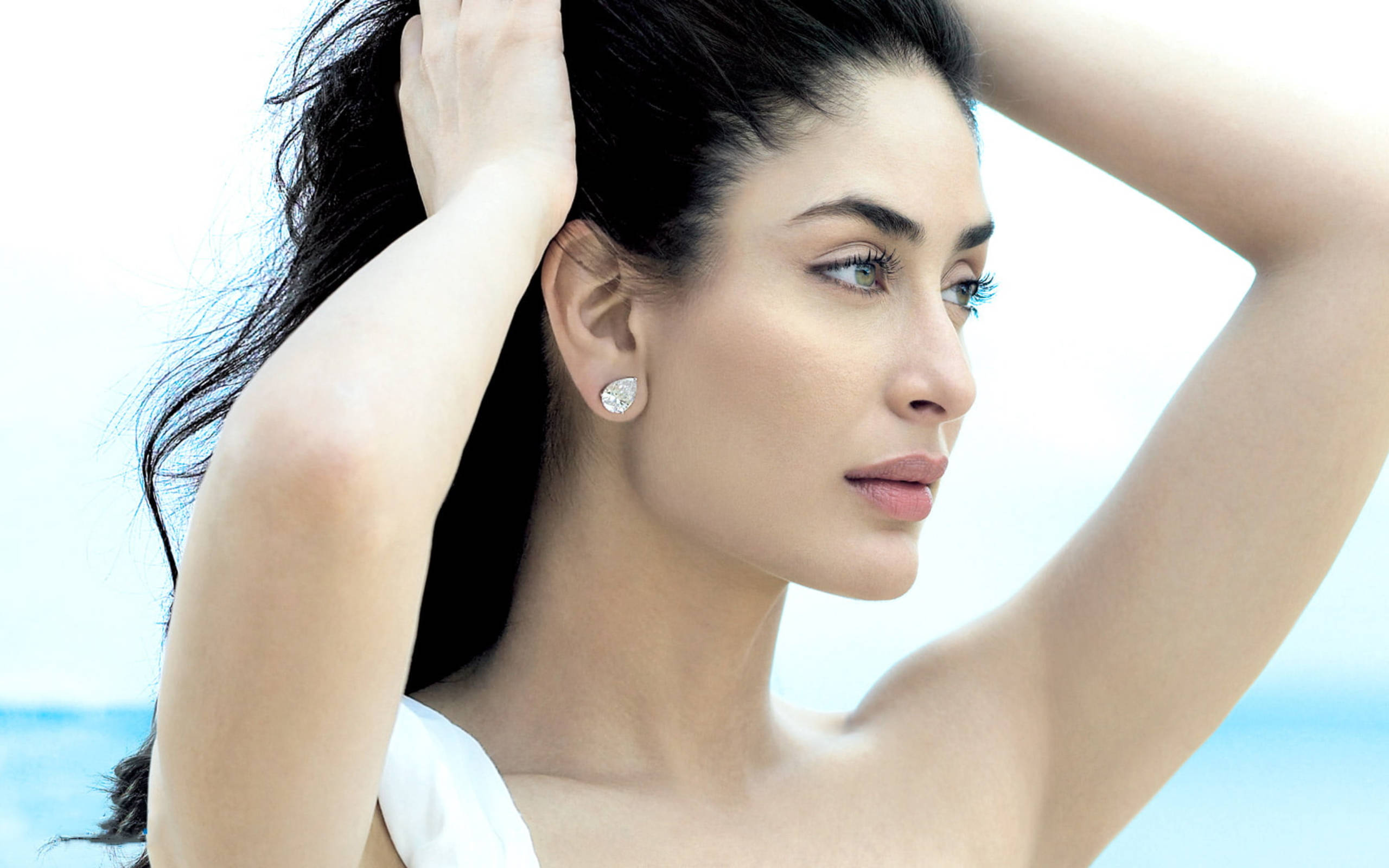 Kareena Kapoor, beach, dark hair, 2K Desktop Wallpaper