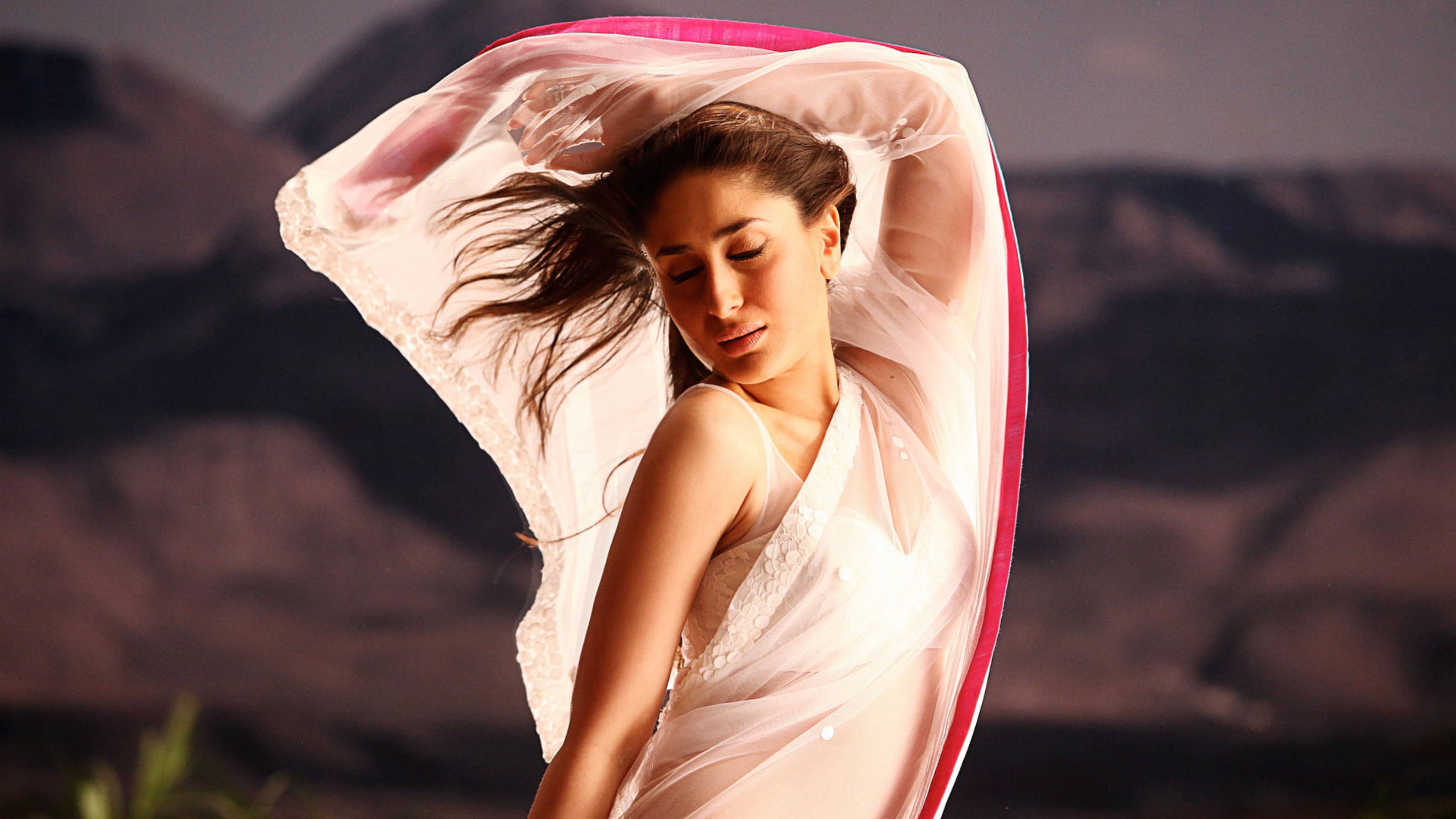 Kareena Kapoor, sheer teri meri saree, white and pink garment, 4K Desktop Wallpaper