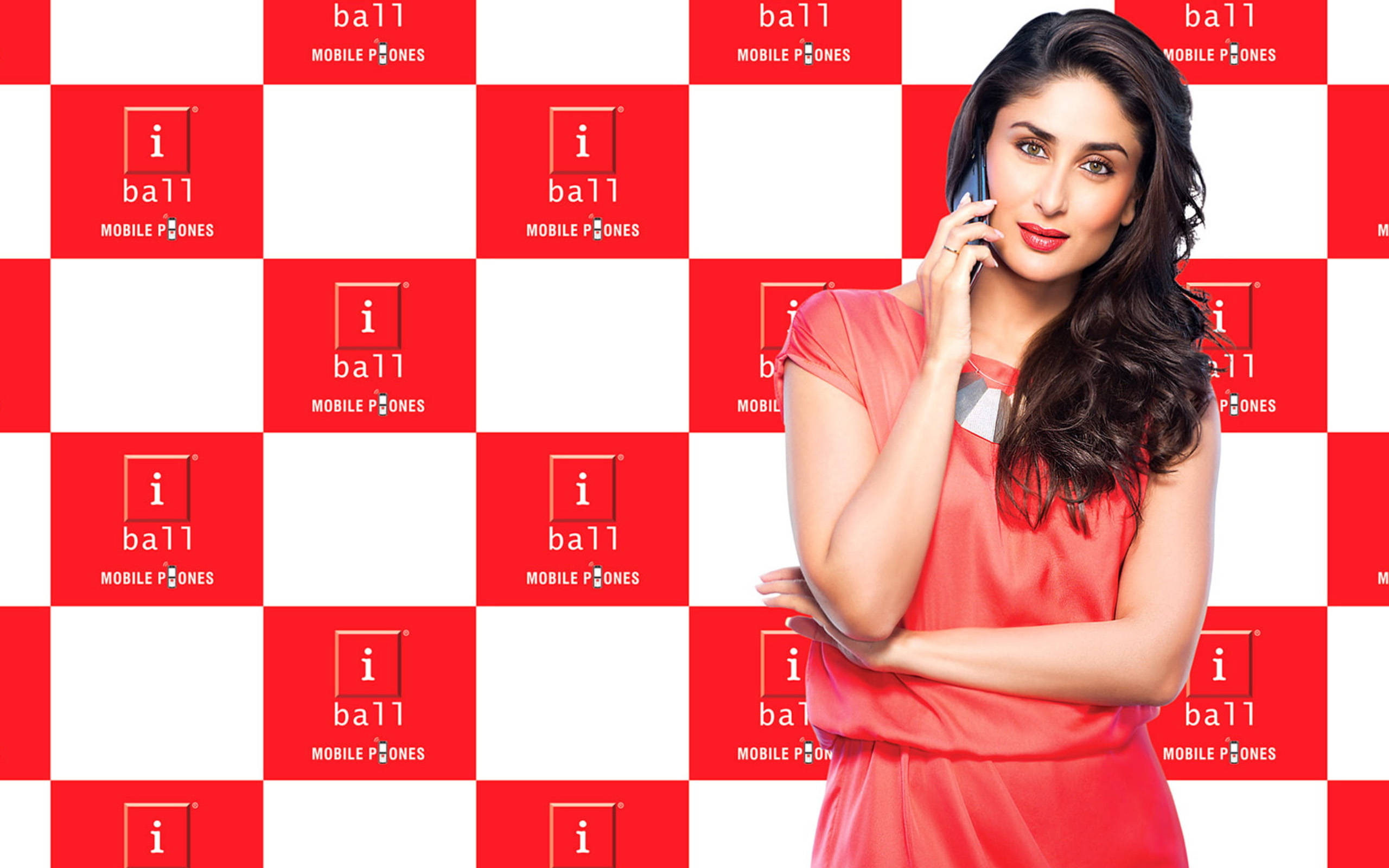 Kareena Kapoor, coral dress, red and white checkered i ball mobile phones backdrop, 2K Desktop Wallpaper