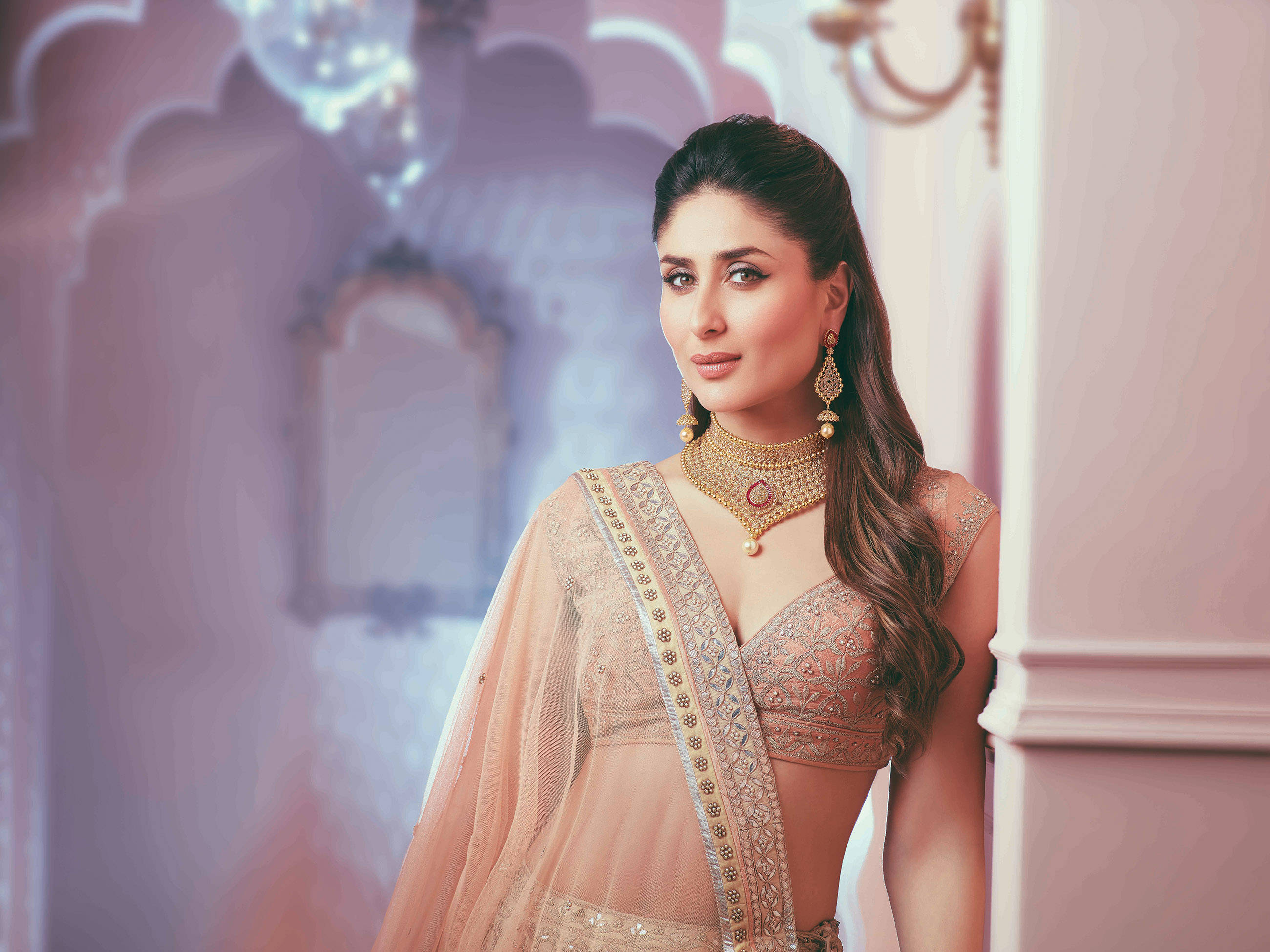 Kareena Kapoor, gold jewelry, peach lehenga, 2K Desktop Wallpaper