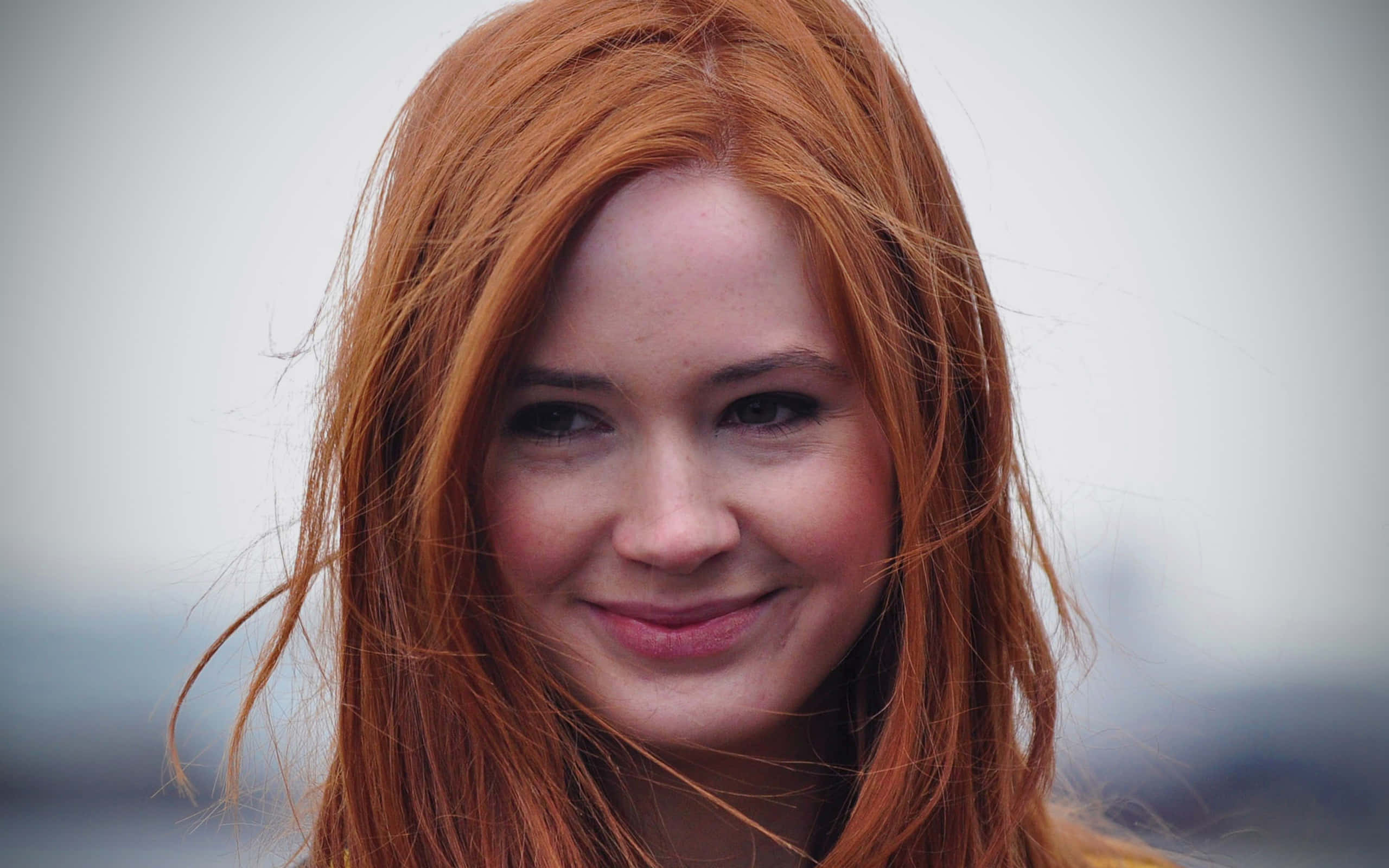 Karen Gillan, vibrant red hair, smiling, 2K Desktop Wallpaper