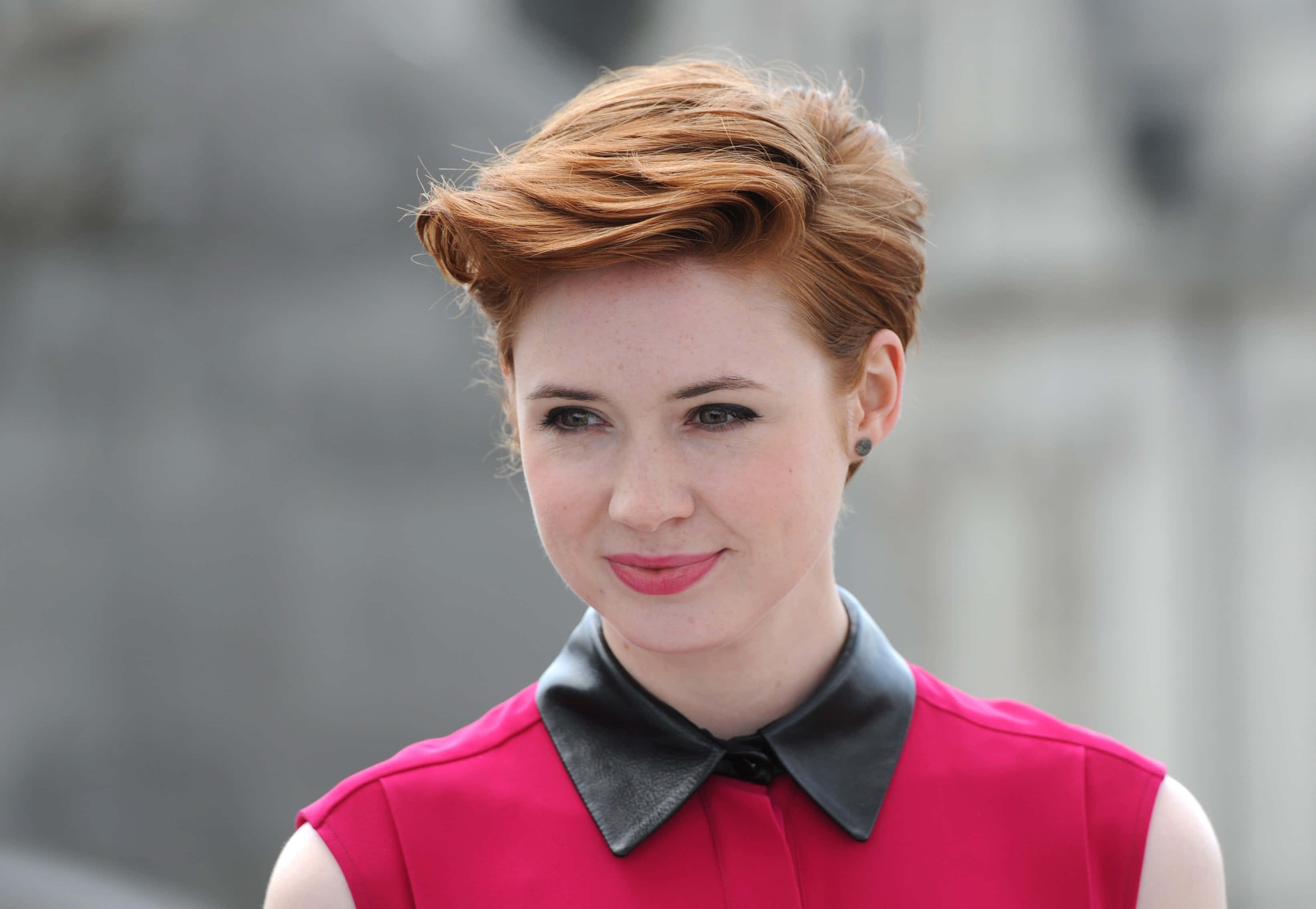 Karen Gillan, vibrant red hair, bold pink top, 2K Desktop Wallpaper