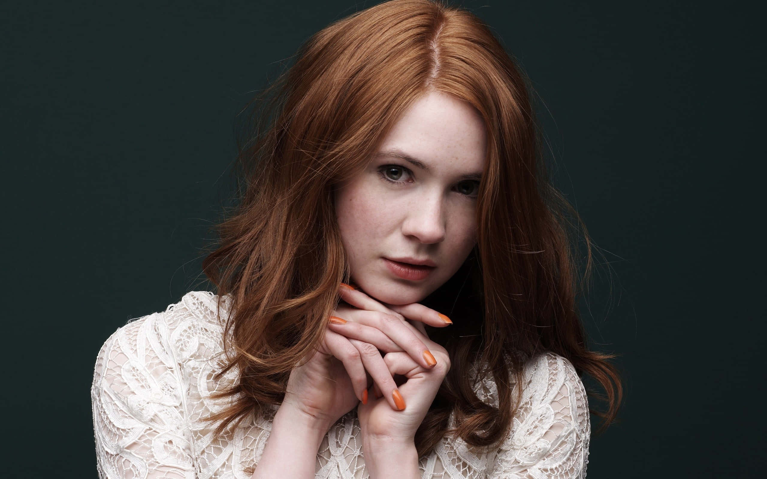 Karen Gillan, fiery red hair, orange nails, 2K Desktop Wallpaper