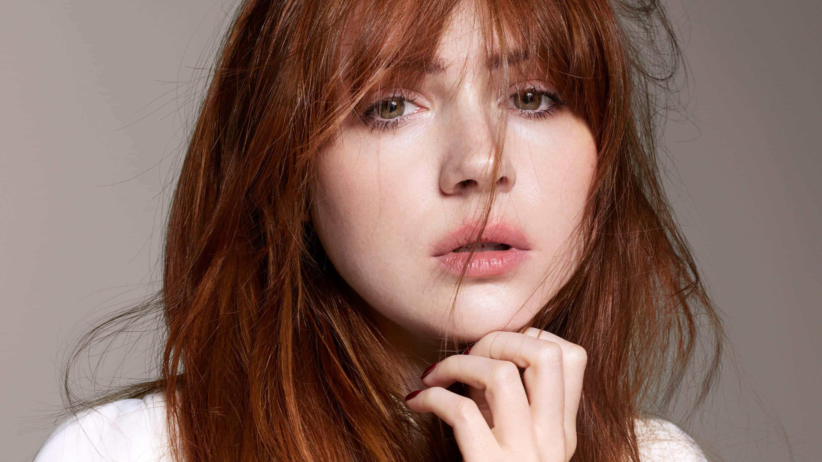 Karen Gillan, fiery red hair, soft gaze, 2K Desktop Wallpaper