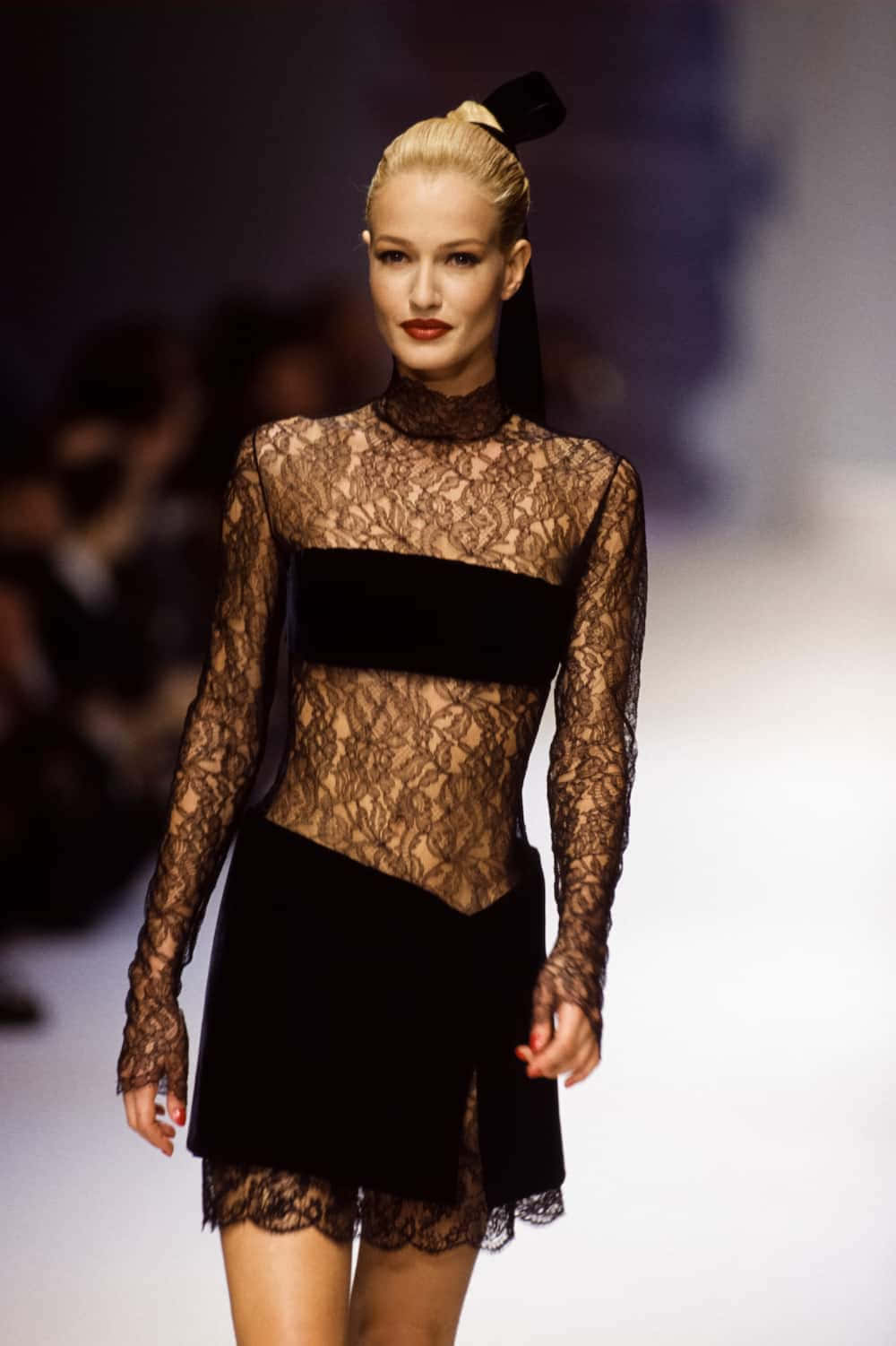 Karen Mulder, black lace and velvet dress, high neck, HD Phone Wallpaper