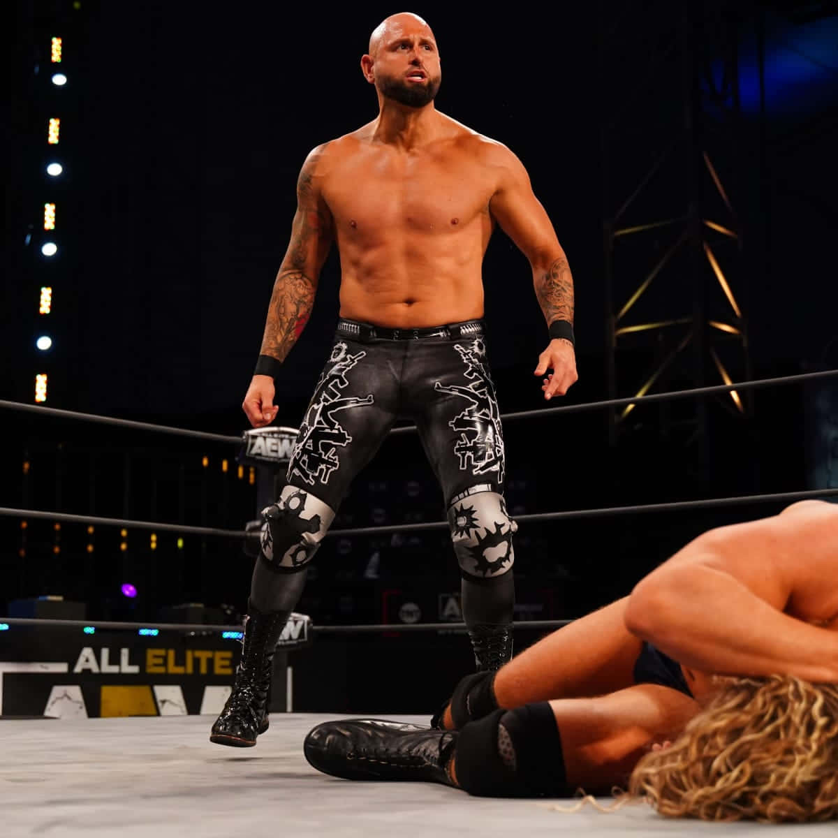 Karl Anderson, black patterned tights, brightly lit ring, SD Desktop Wallpaper