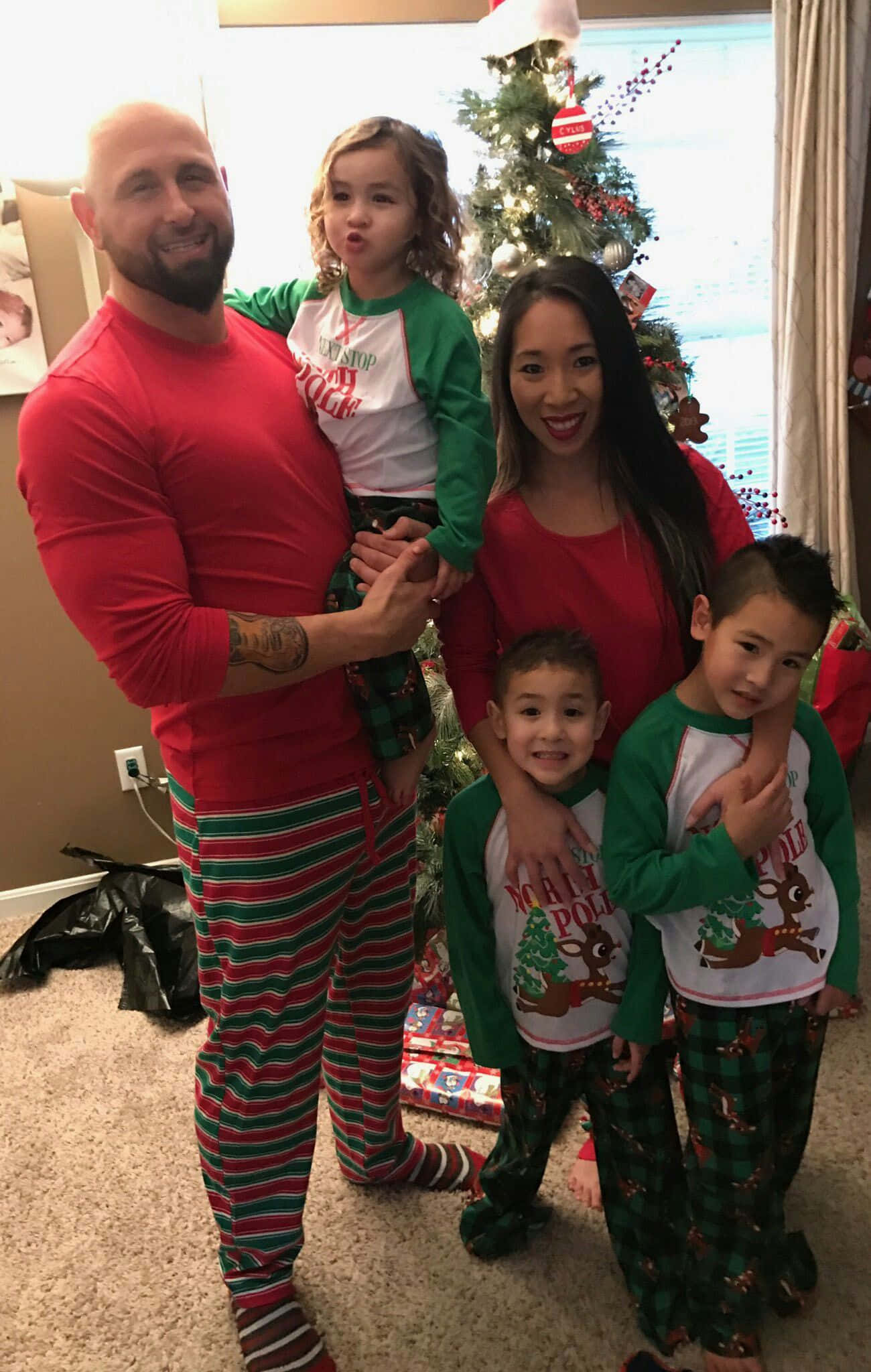 Karl Anderson, family, festive red green pajamas, Full HD Phone Wallpaper