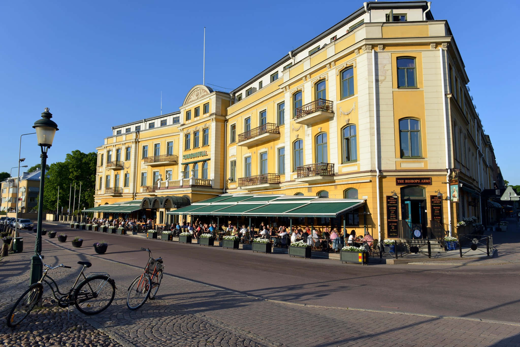 Karlstad Sweden, sunny street scene, yellow historic building, Full HD Desktop Wallpaper