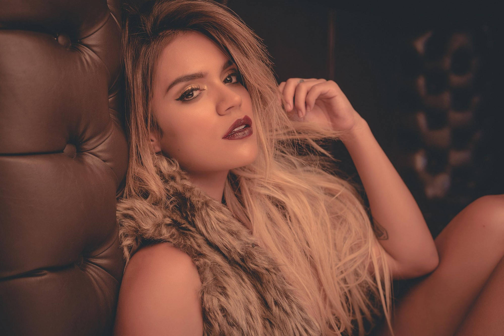 Karol G, leather couch, tufted leather couch, Full HD Desktop Wallpaper