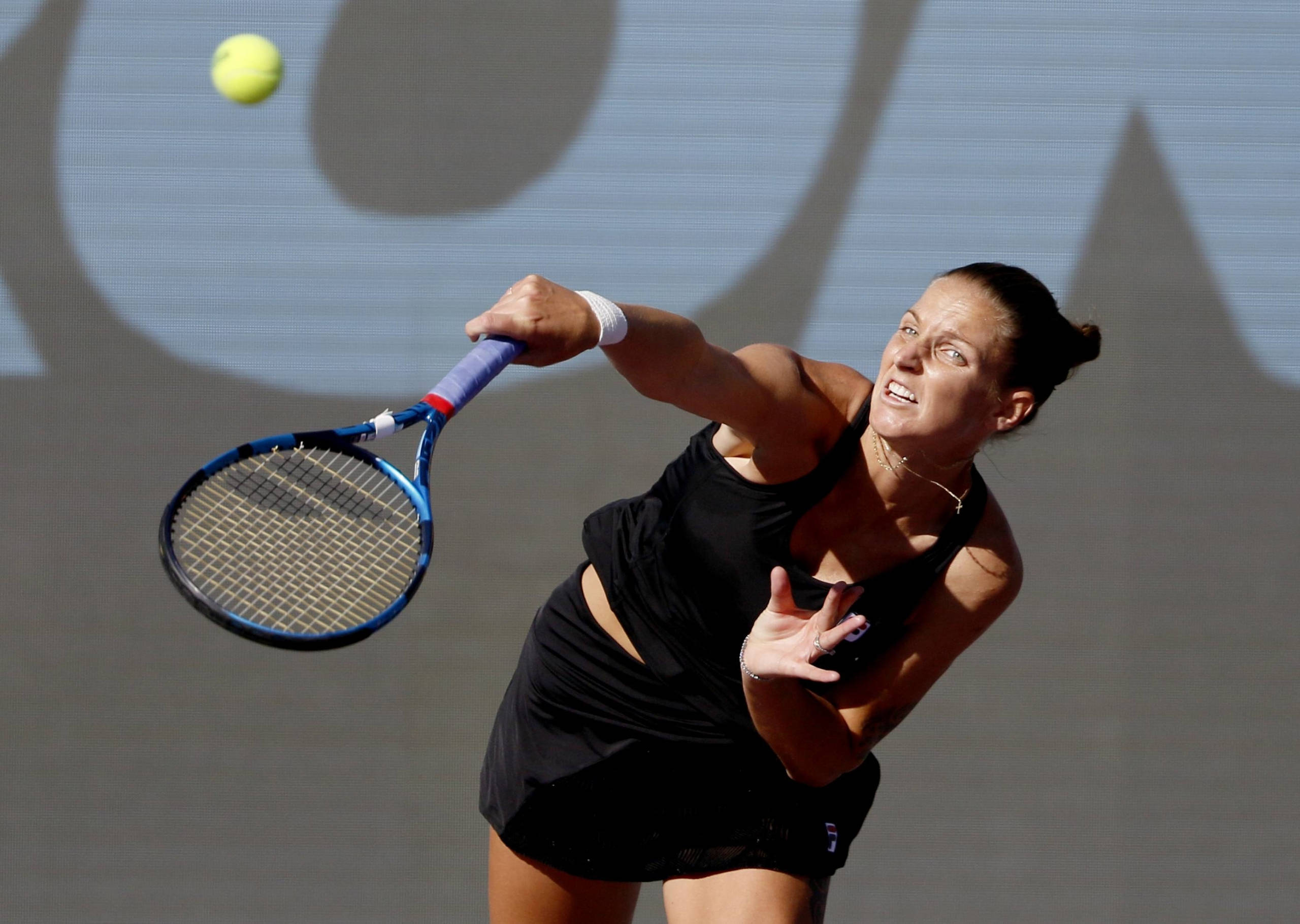 Karolina Pliskova, backhand groundstroke, black athletic gear, 2K Desktop Wallpaper