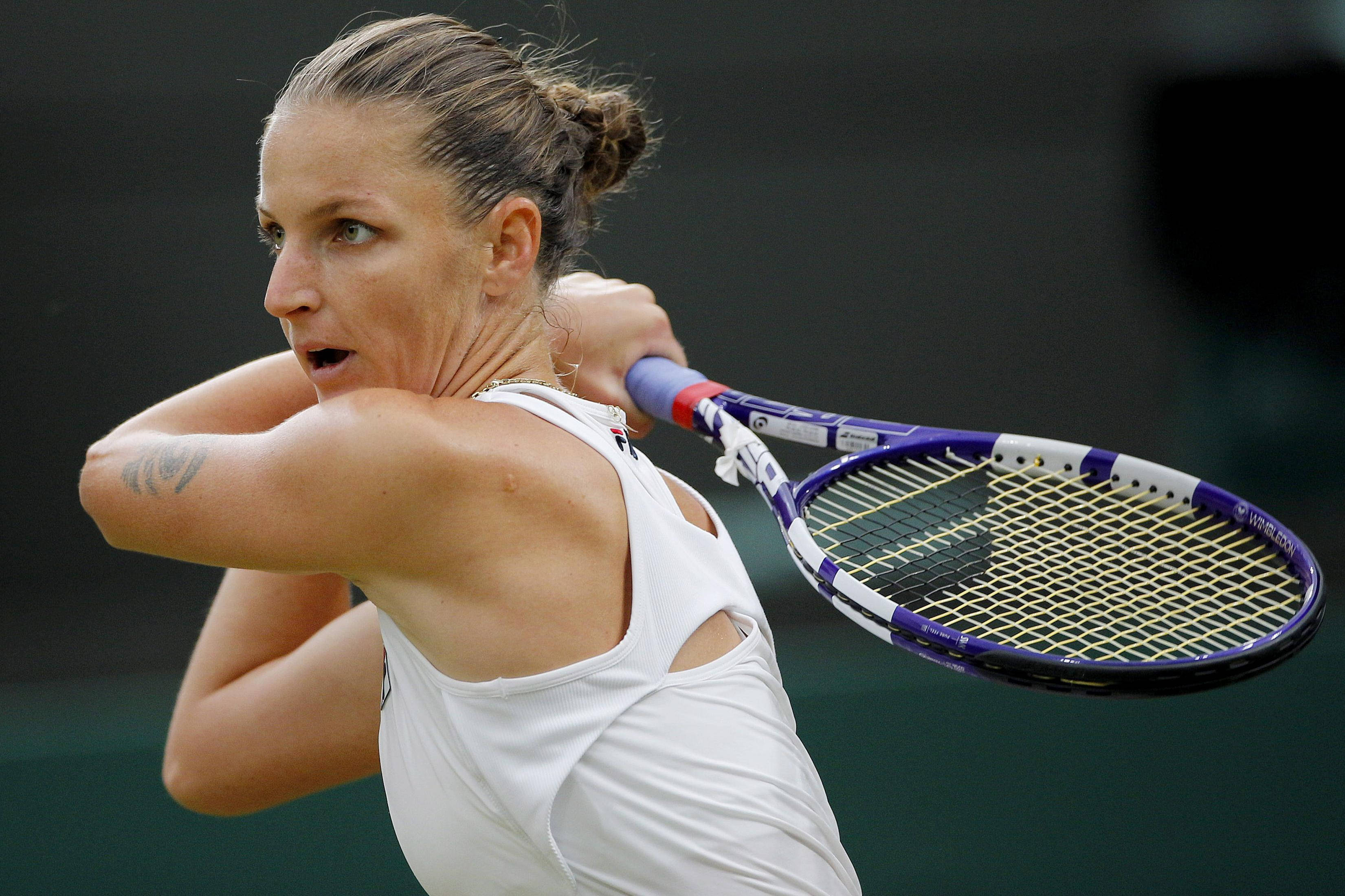 Karolina Pliskova, white athletic gear, purple racket, 2K Desktop Wallpaper