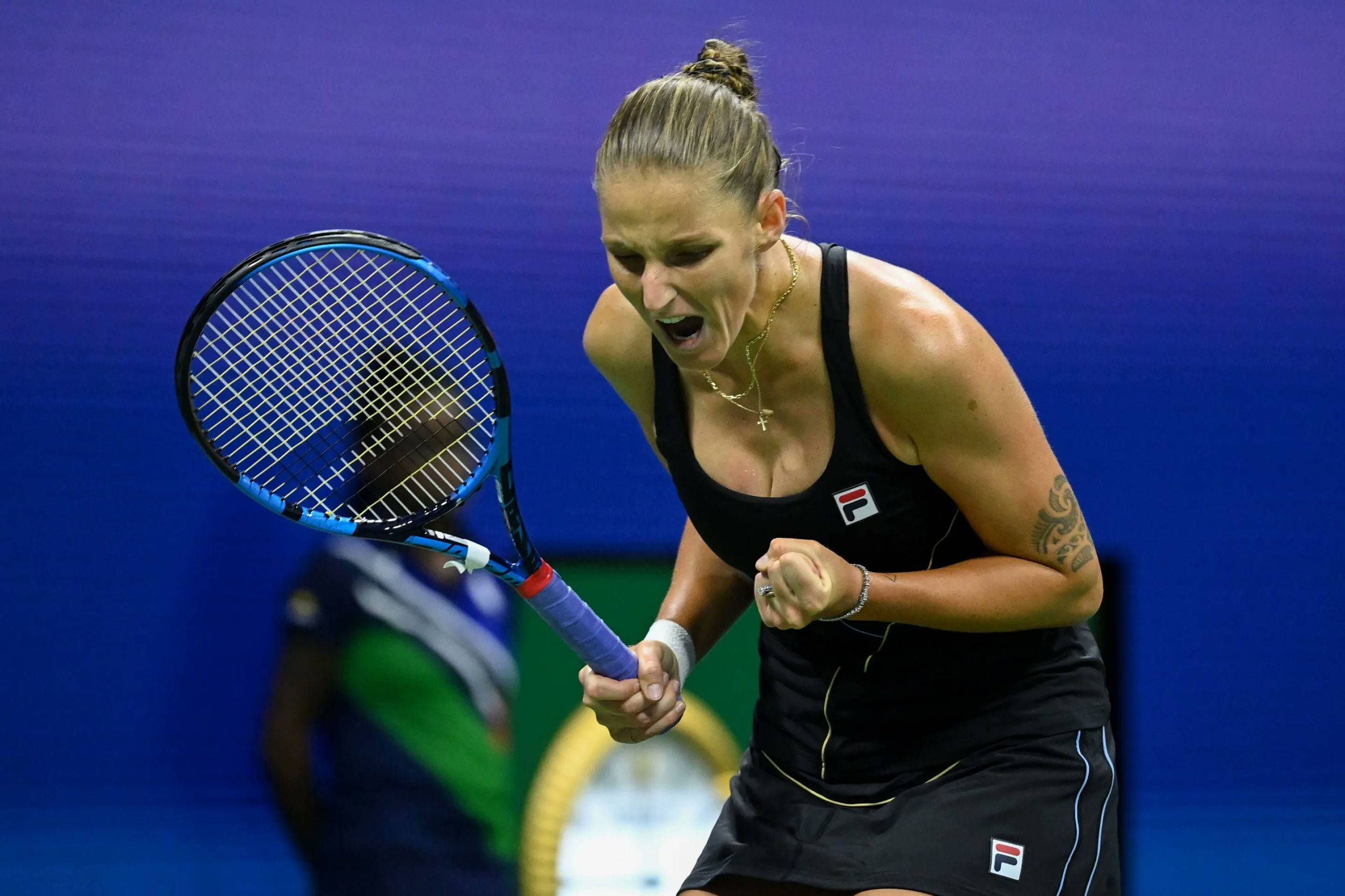 Karolina Pliskova, black gear, vibrant blue court, 2K Desktop Wallpaper