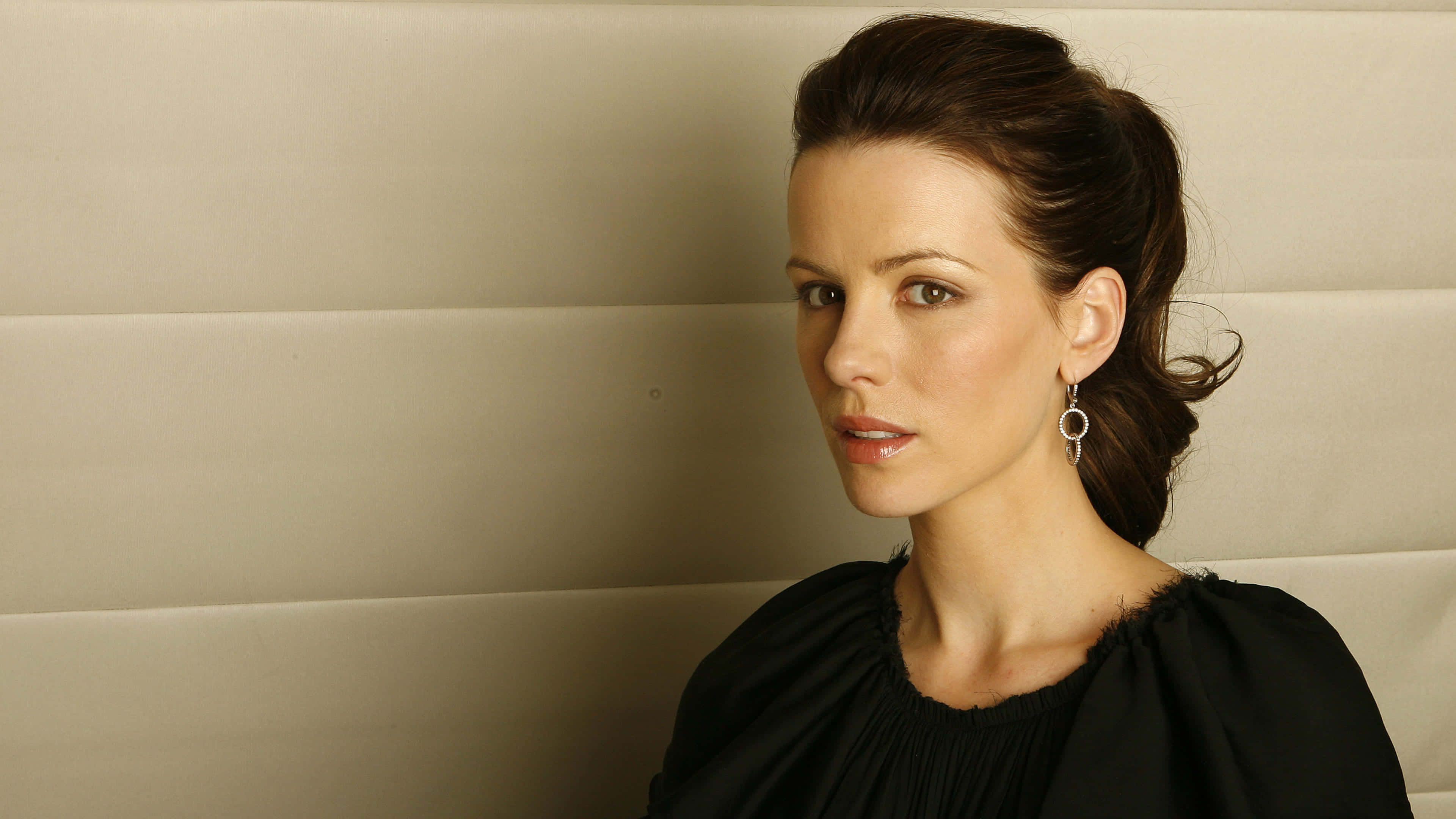 Kate Beckinsale, black blouse, silver hoop earrings, 4K Desktop Wallpaper