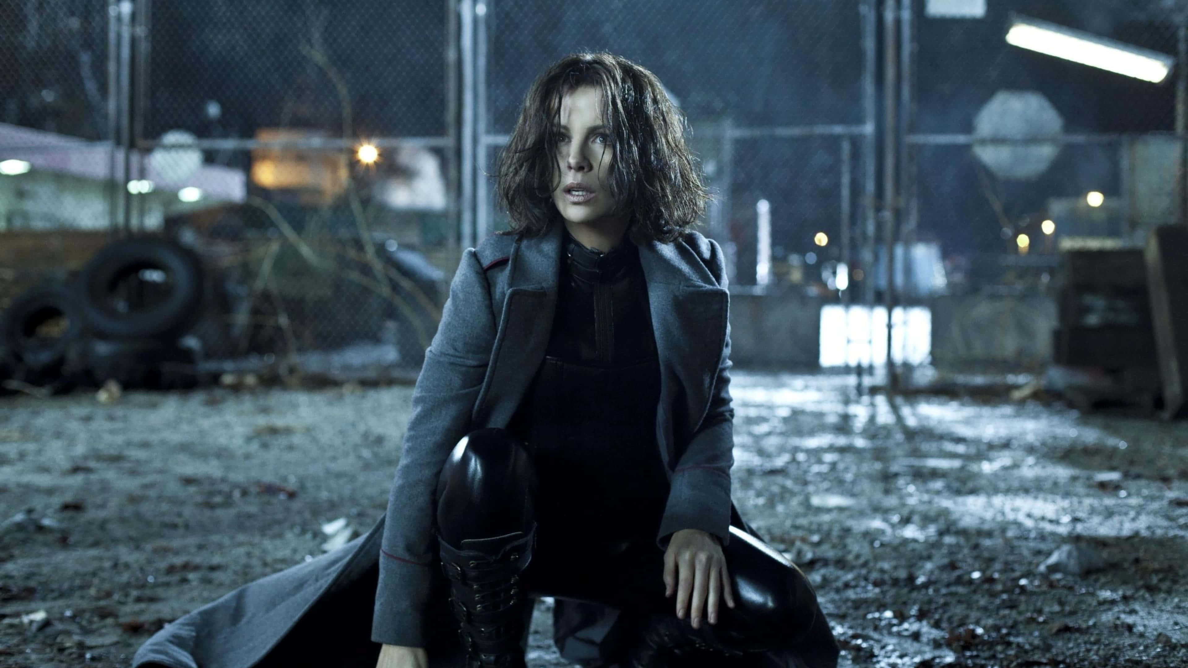 Kate Beckinsale, action pose, dark coat, 4K Desktop Wallpaper
