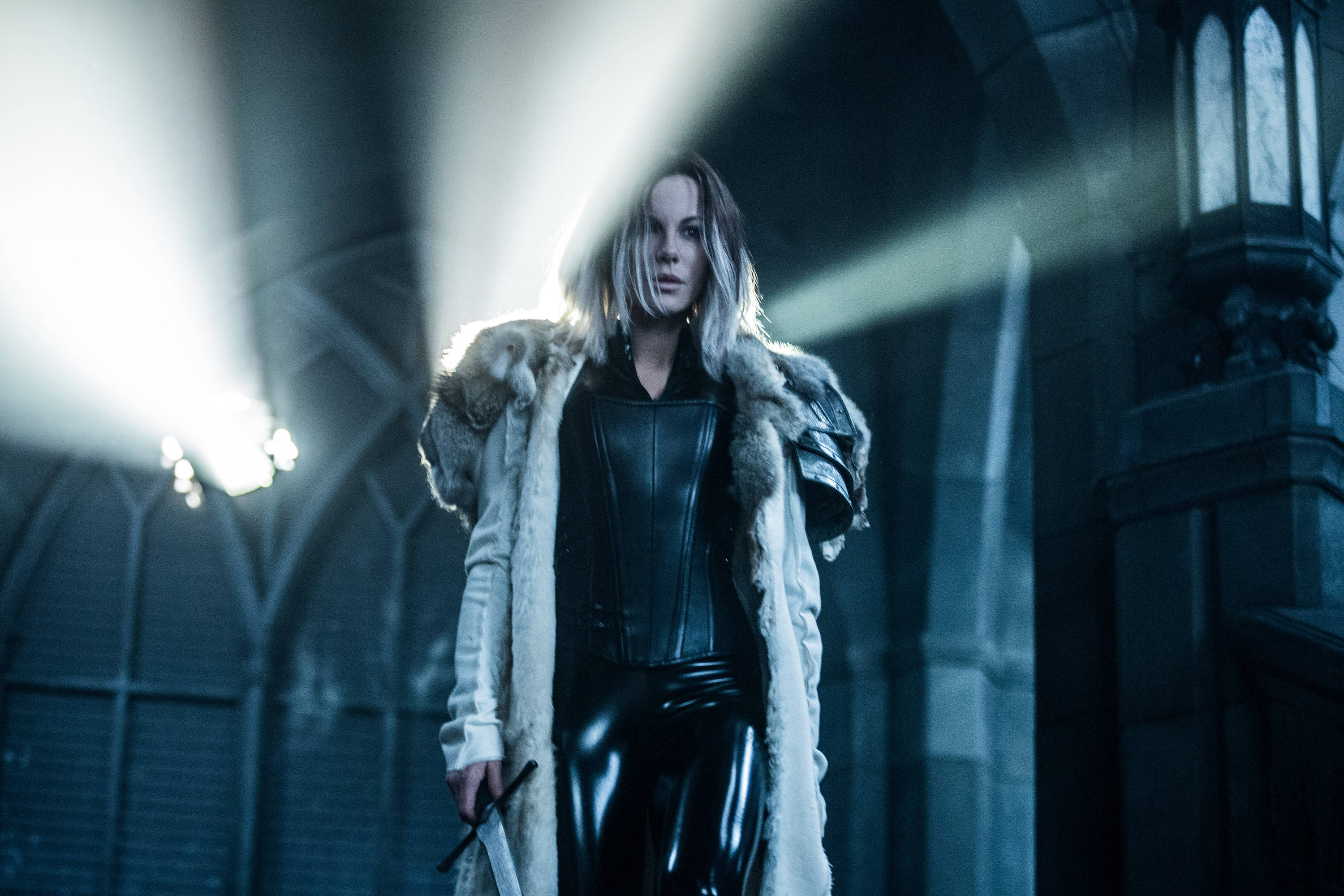 Kate Beckinsale, Underworld, gothic cathedral, 2K Desktop Wallpaper