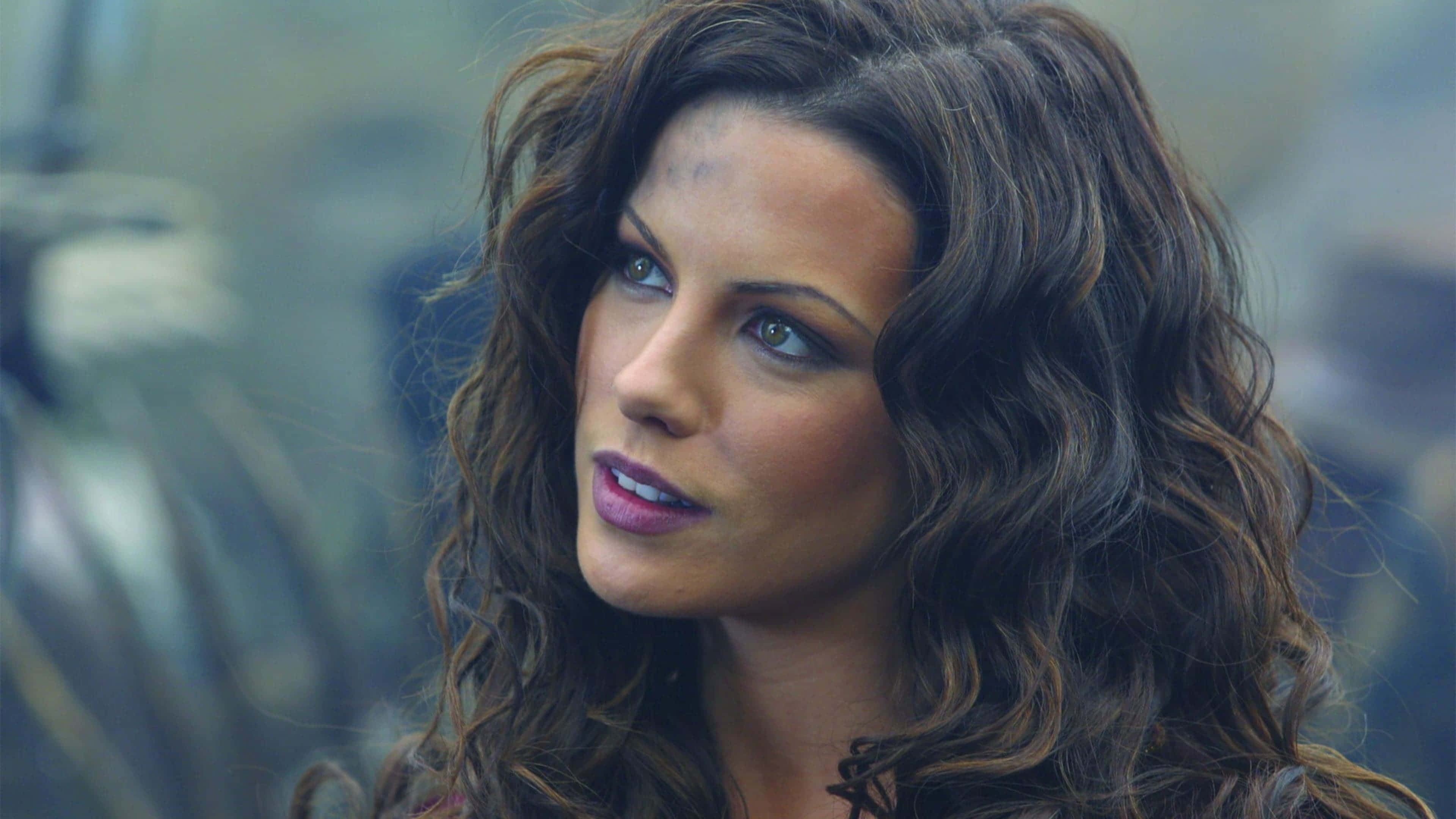 Kate Beckinsale, wavy brown hair, smudged makeup, 4K Desktop Wallpaper