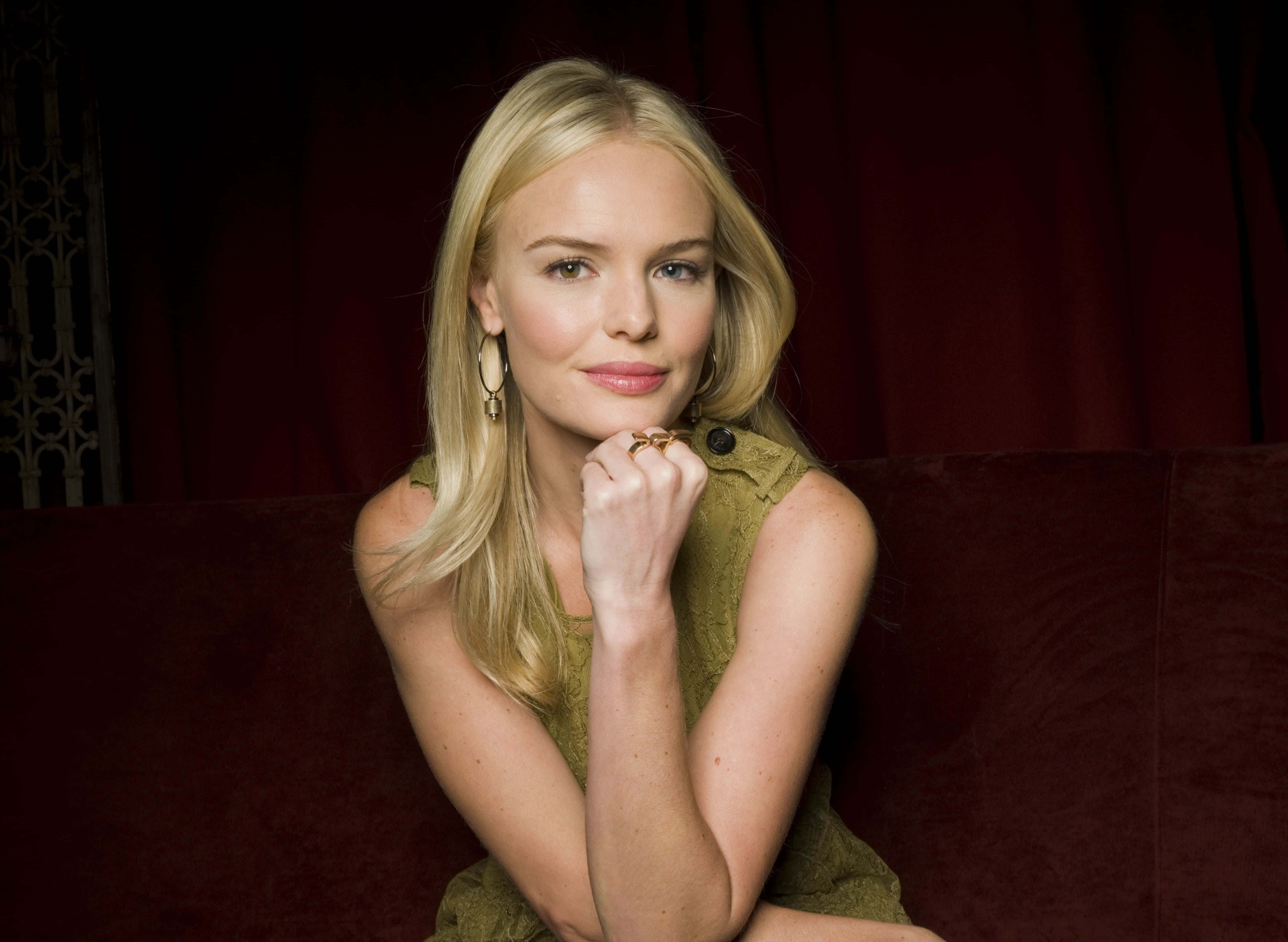 Kate Bosworth, green dress, plush red couch, 4K Desktop Wallpaper