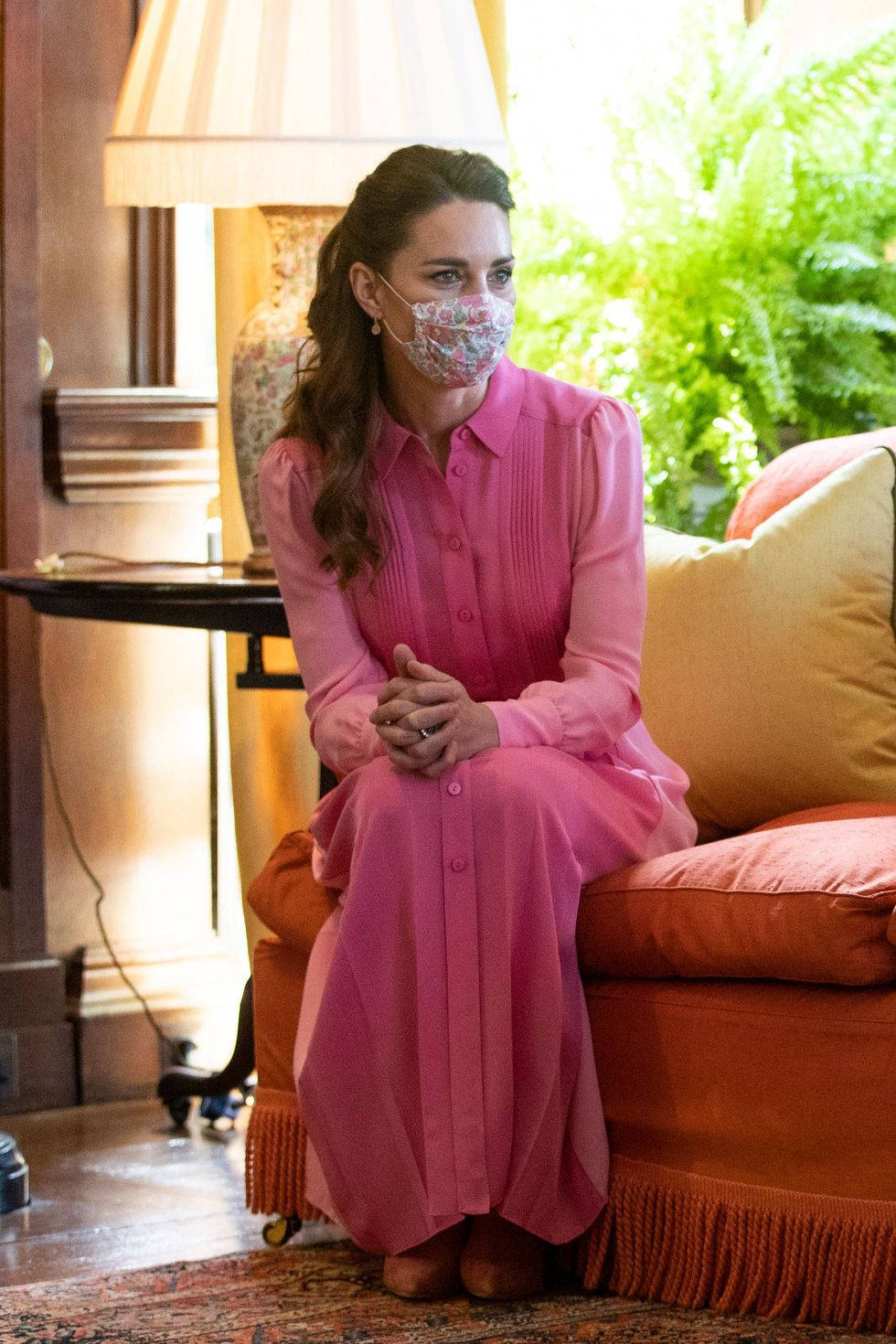 Kate Middleton, punch pink dress, orange sofa, HD Phone Wallpaper