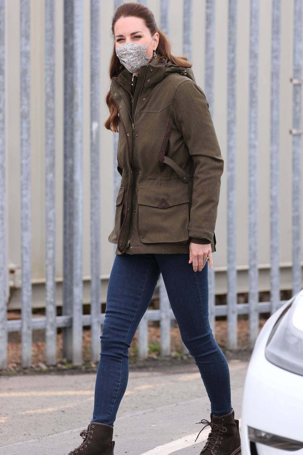 Kate Middleton, olive jacket, jeans, HD Phone Wallpaper