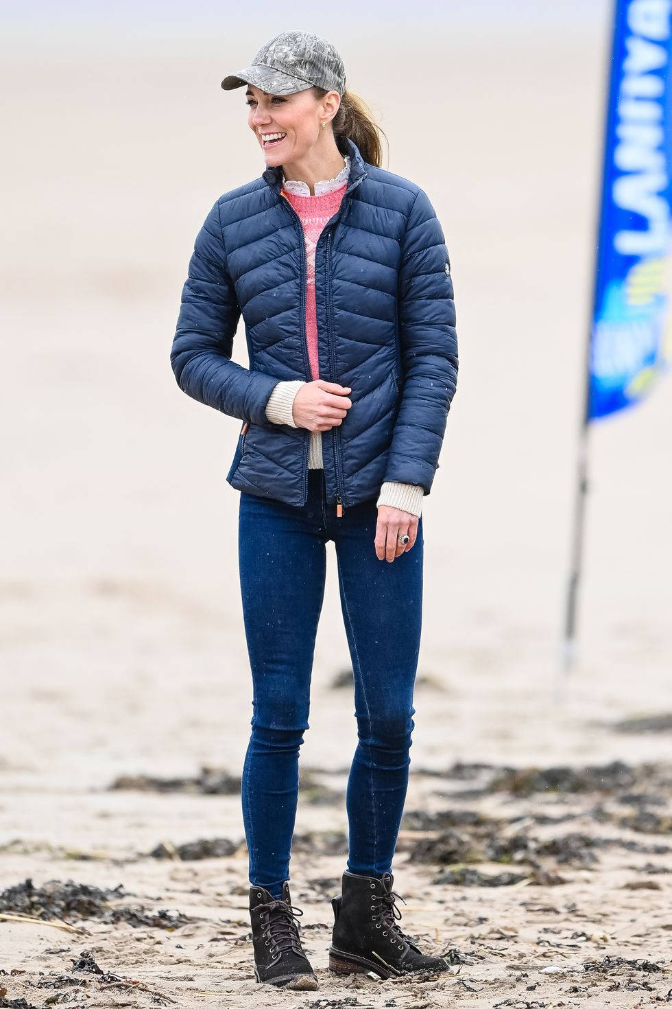 Kate Middleton, navy puffer jacket, jeans, HD Phone Wallpaper