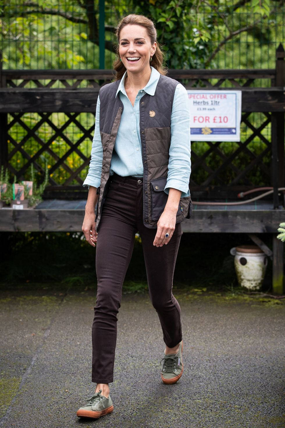Kate Middleton, quilted vest, jeans, HD Phone Wallpaper