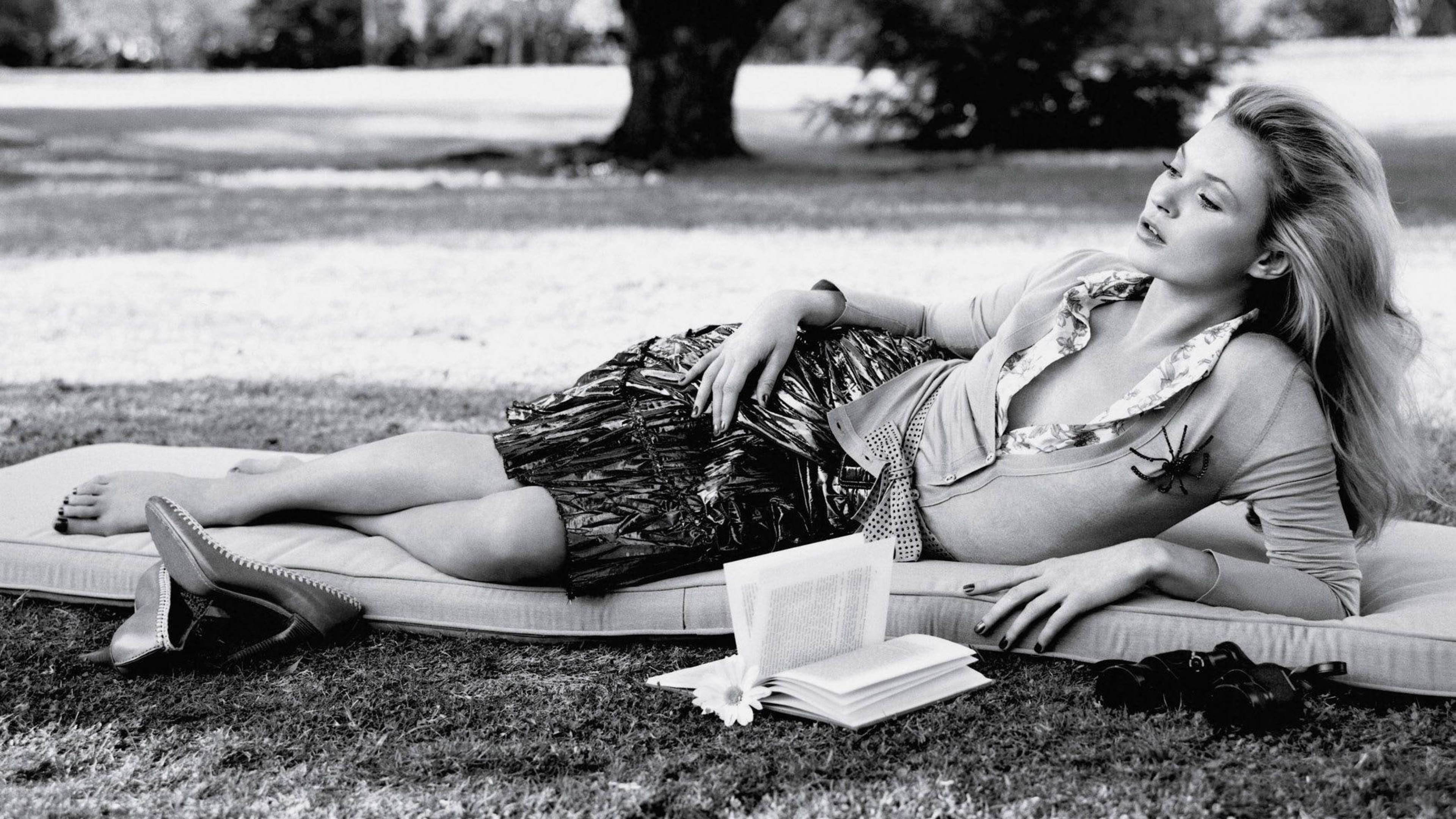 Kate Moss, black and white, grass park, 4K Desktop Wallpaper
